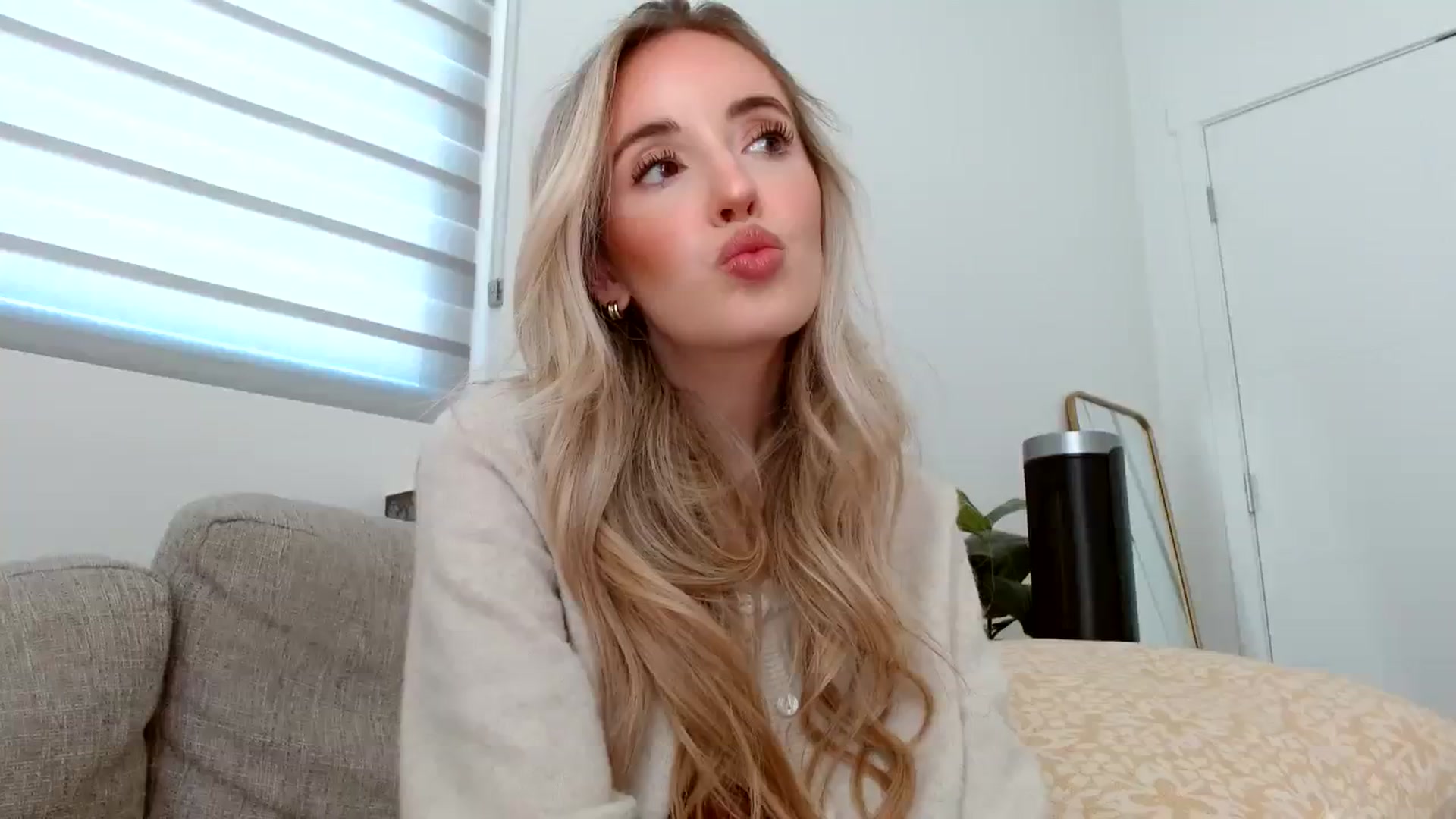 Gallery image thumbnail from Vegansoda's myfreecams stream on, 03/18/2024, 21:22 image 20 of 20