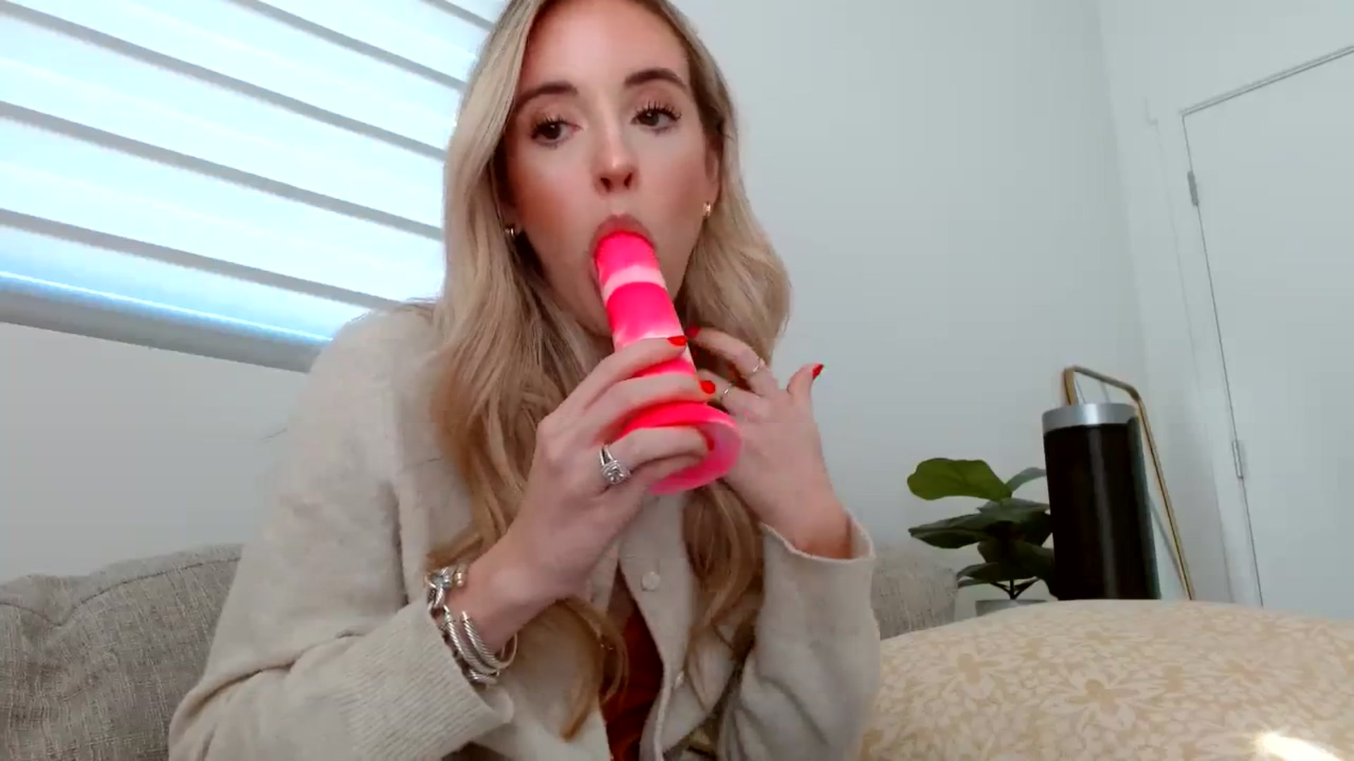 Gallery image thumbnail from Vegansoda's myfreecams stream on, 03/18/2024, 21:22 image 2 of 20