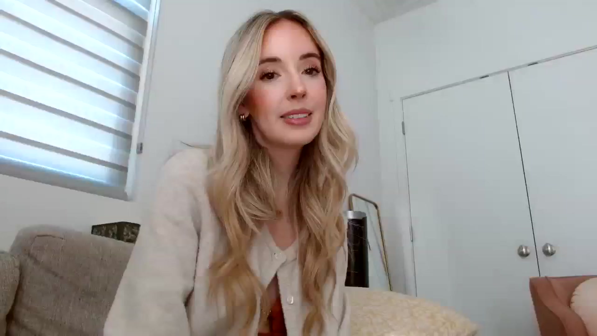 Gallery image thumbnail from Vegansoda's myfreecams stream on, 03/18/2024, 21:22 image 10 of 20