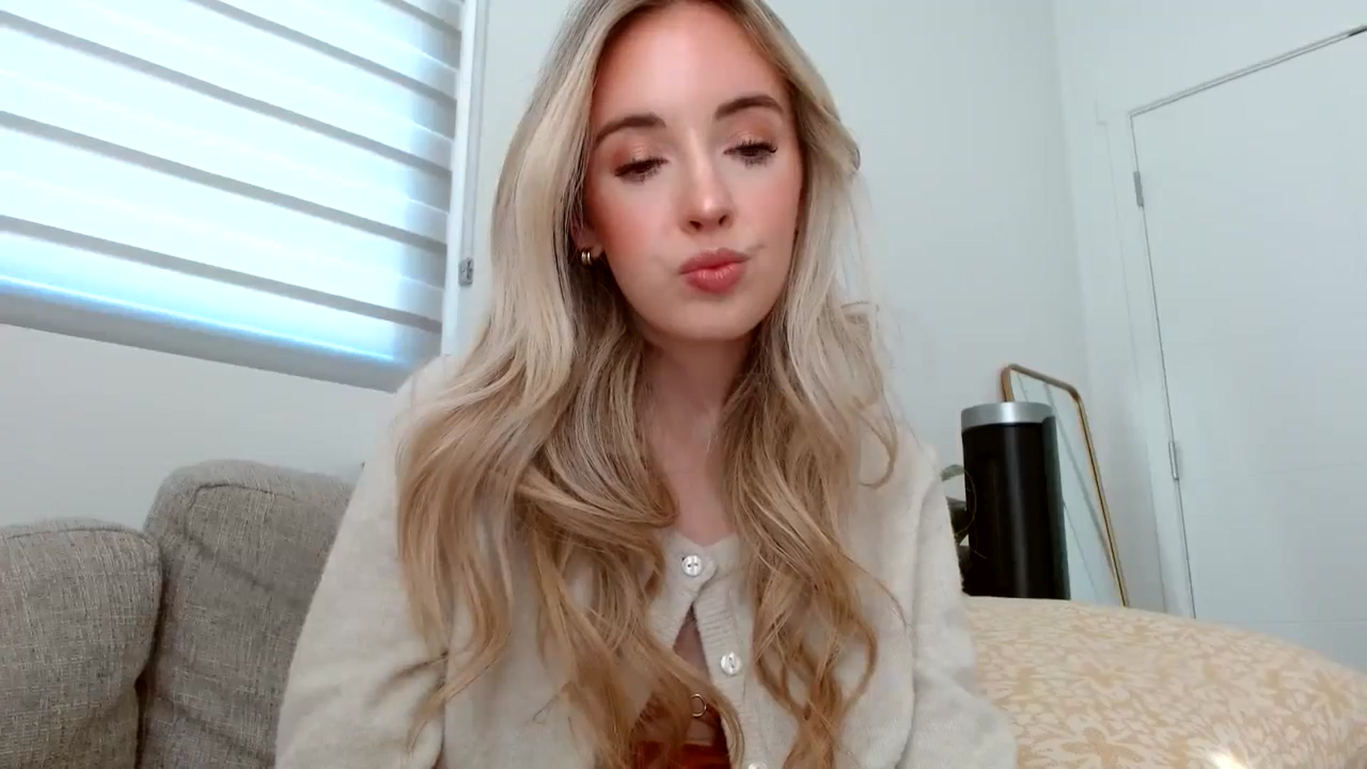 Gallery image thumbnail from Vegansoda's myfreecams stream on, 03/18/2024, 21:22 image 16 of 20