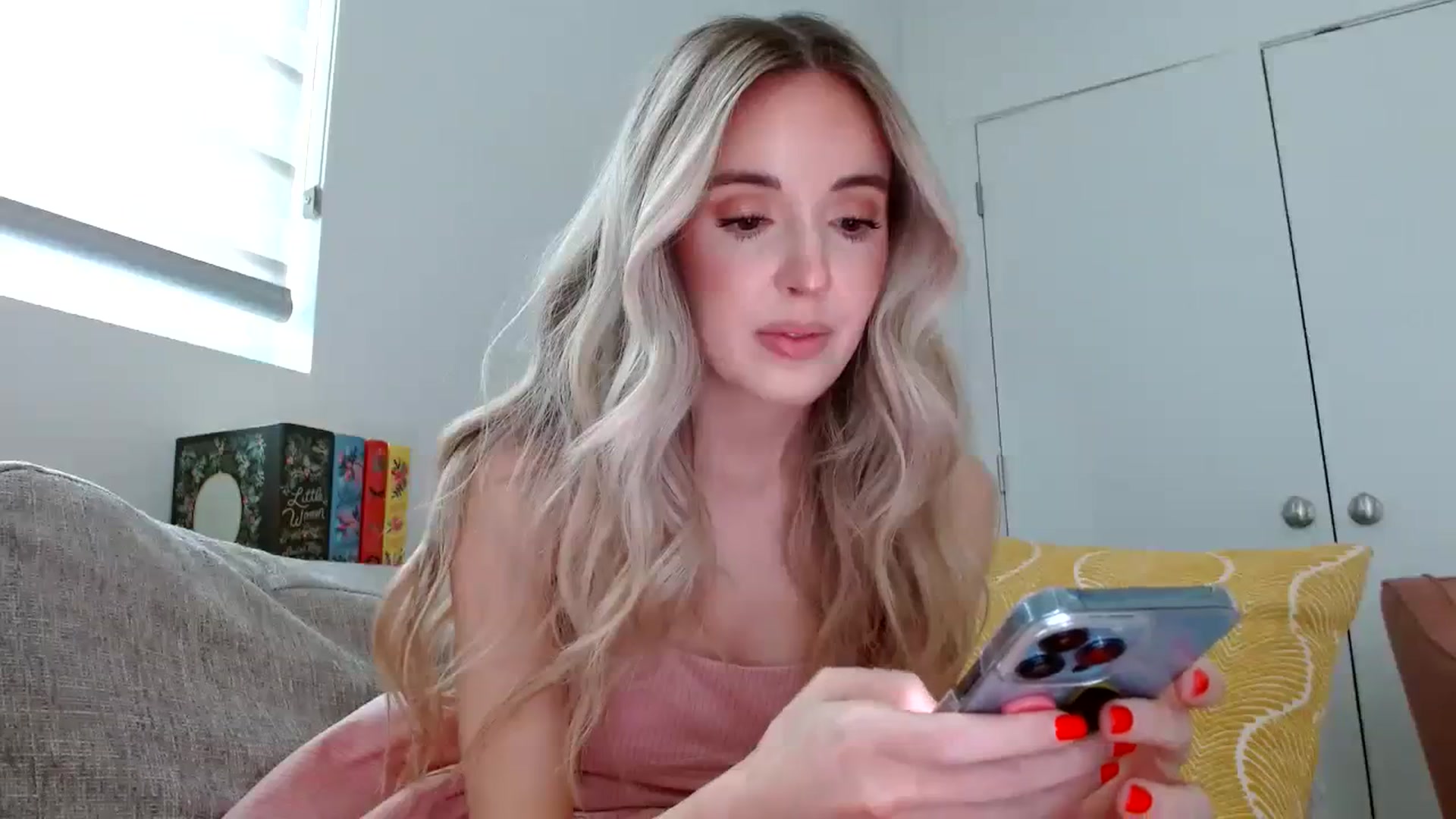 Gallery image thumbnail from Vegansoda's myfreecams stream on, 03/30/2024, 22:39 image 12 of 20
