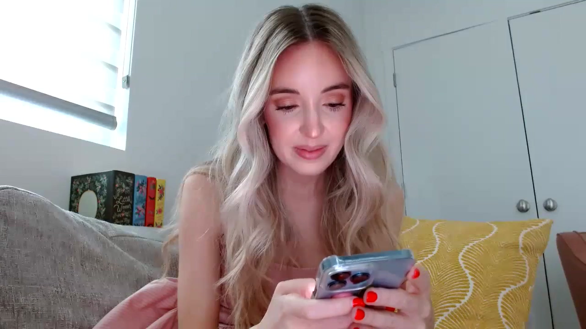Gallery image thumbnail from Vegansoda's myfreecams stream on, 03/30/2024, 22:39 image 17 of 20