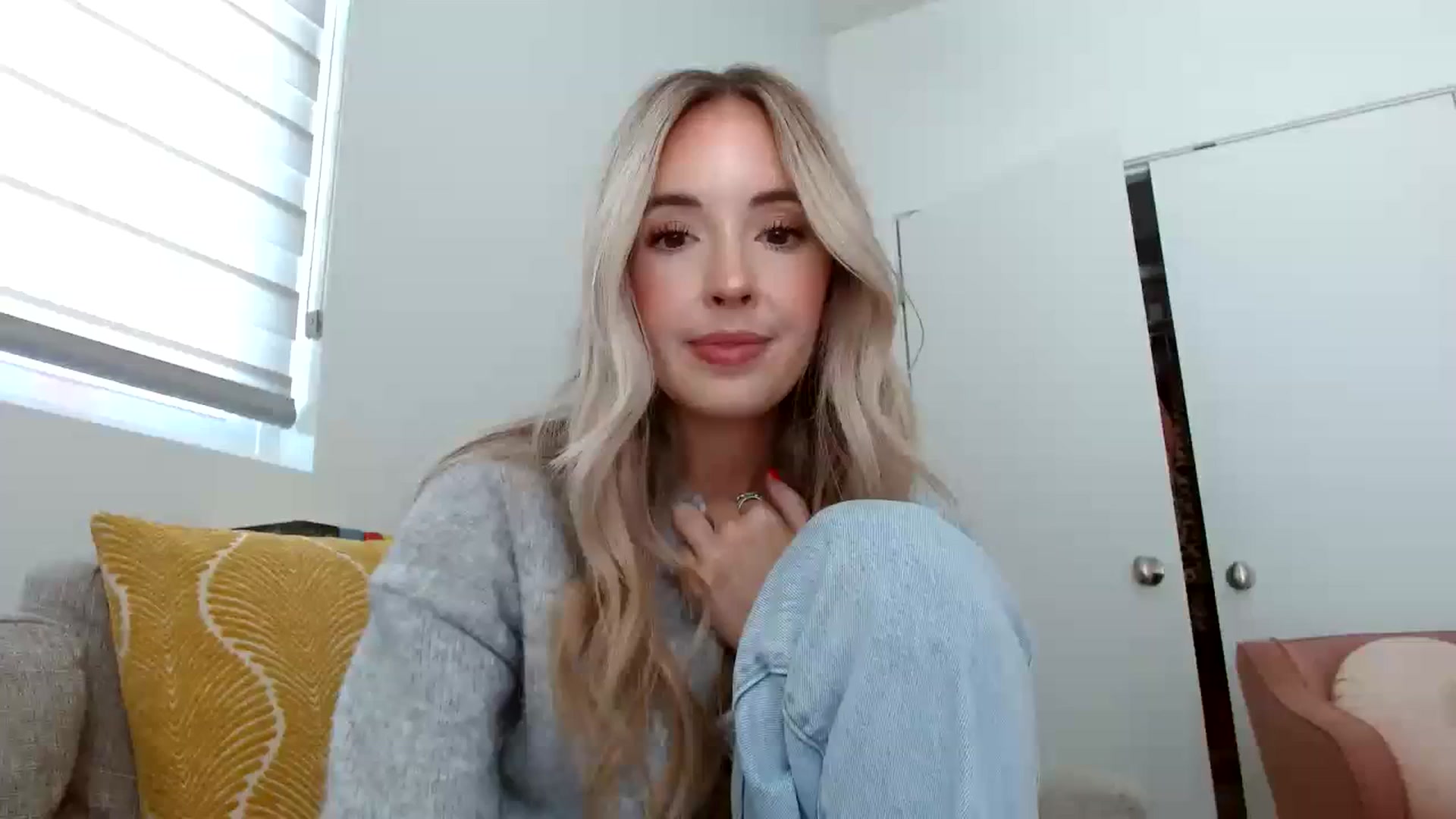 Gallery image thumbnail from Vegansoda's myfreecams stream on, 04/01/2024, 20:27 image 18 of 20
