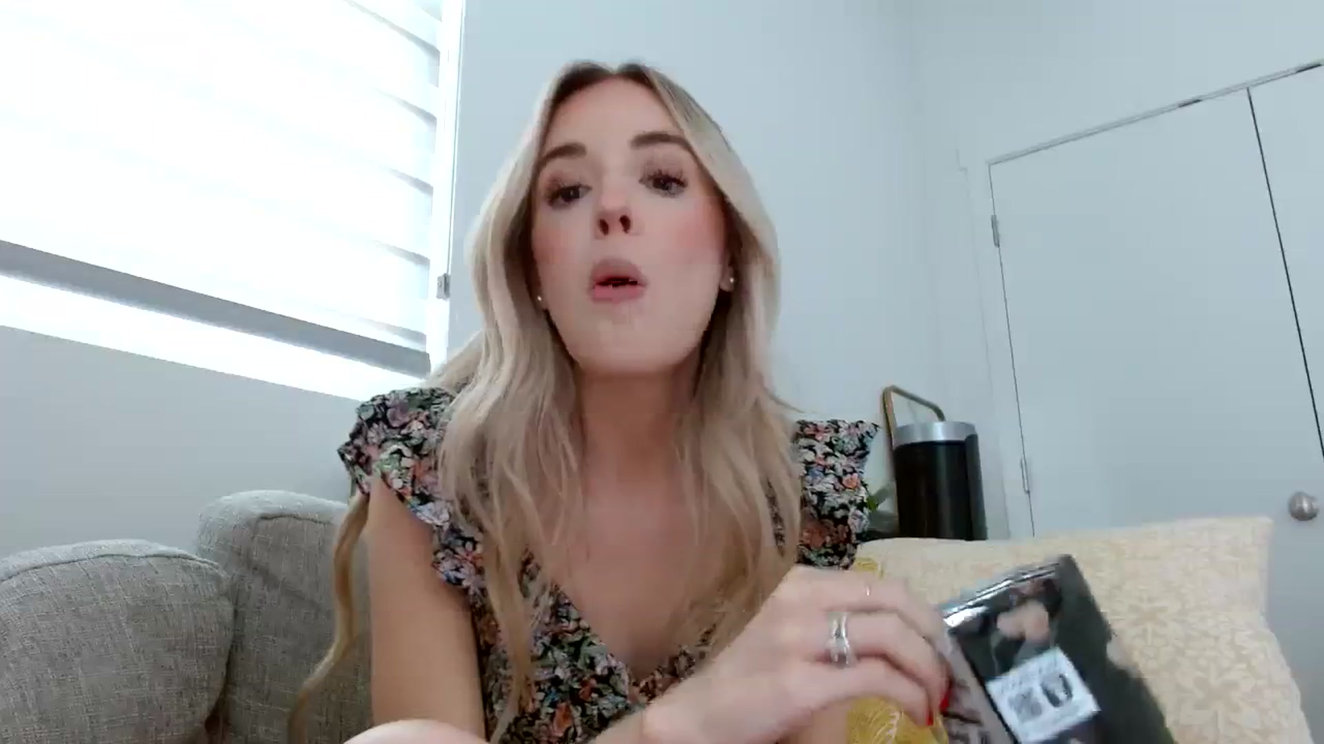 Gallery image thumbnail from Vegansoda's myfreecams stream on, 04/07/2024, 22:23 image 14 of 20