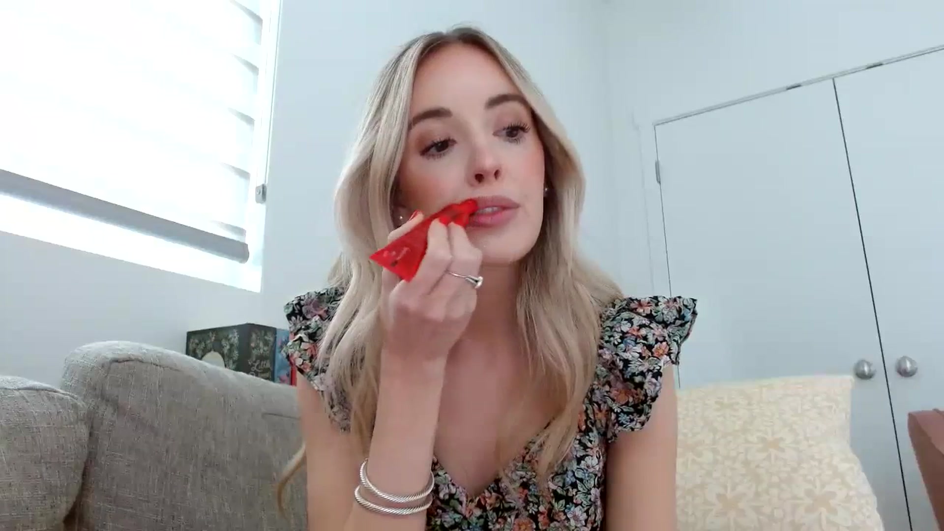 Gallery image thumbnail from Vegansoda's myfreecams stream on, 04/07/2024, 22:23 image 15 of 20