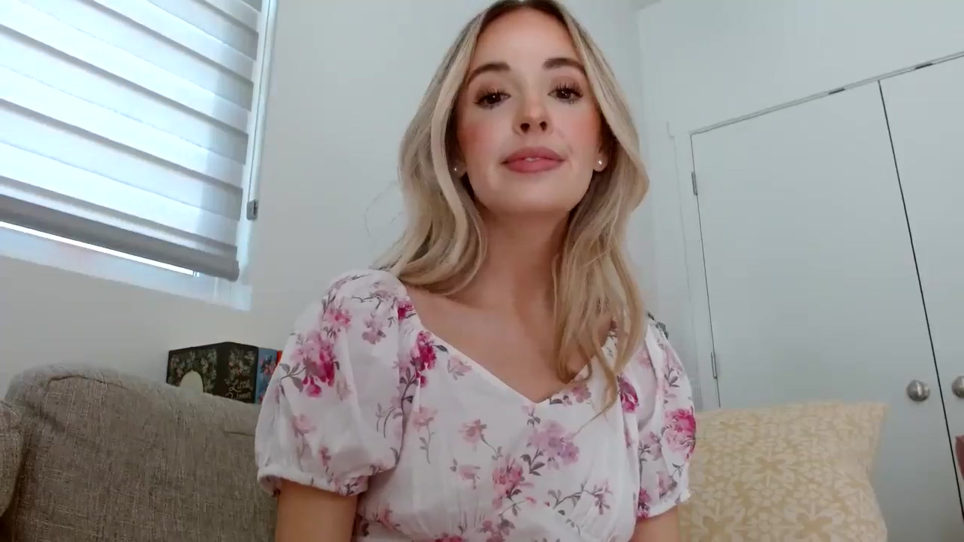 Gallery image thumbnail from Vegansoda's myfreecams stream on, 04/08/2024, 21:40 image 10 of 20
