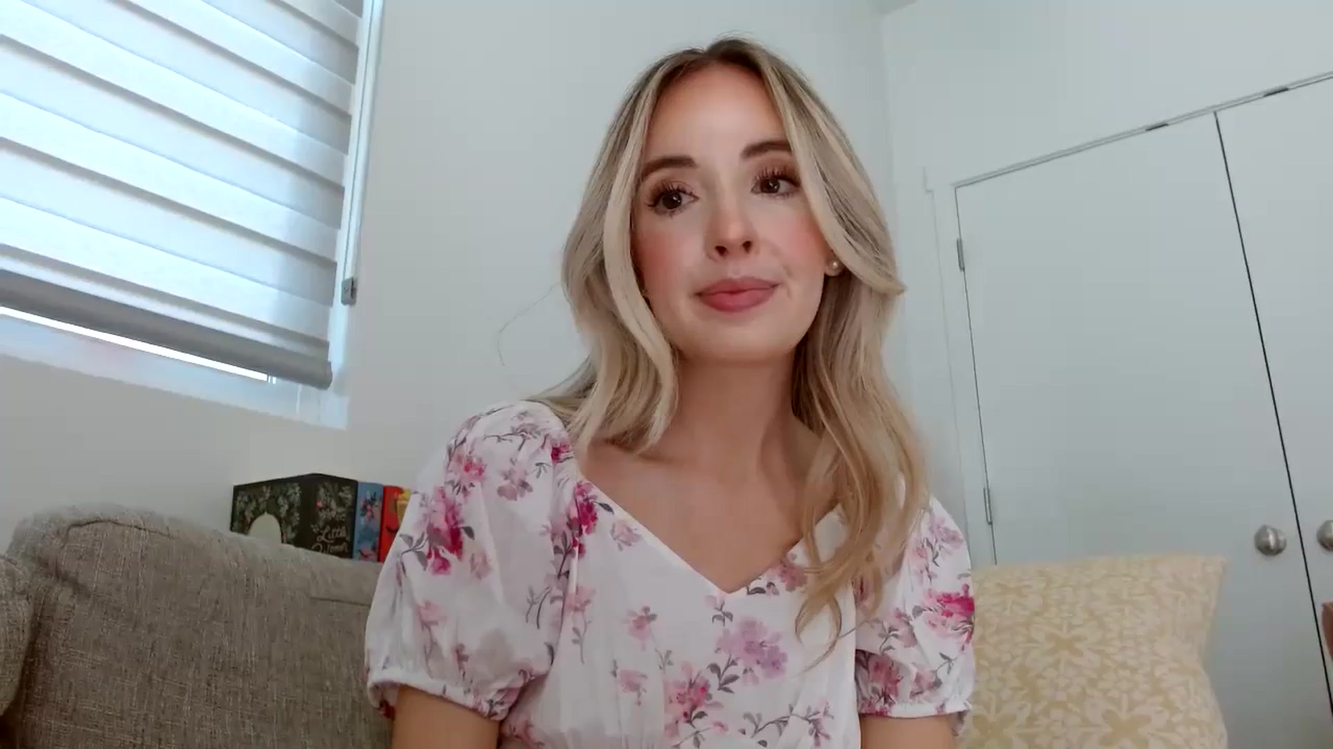 Gallery image thumbnail from Vegansoda's myfreecams stream on, 04/08/2024, 21:40 image 12 of 20