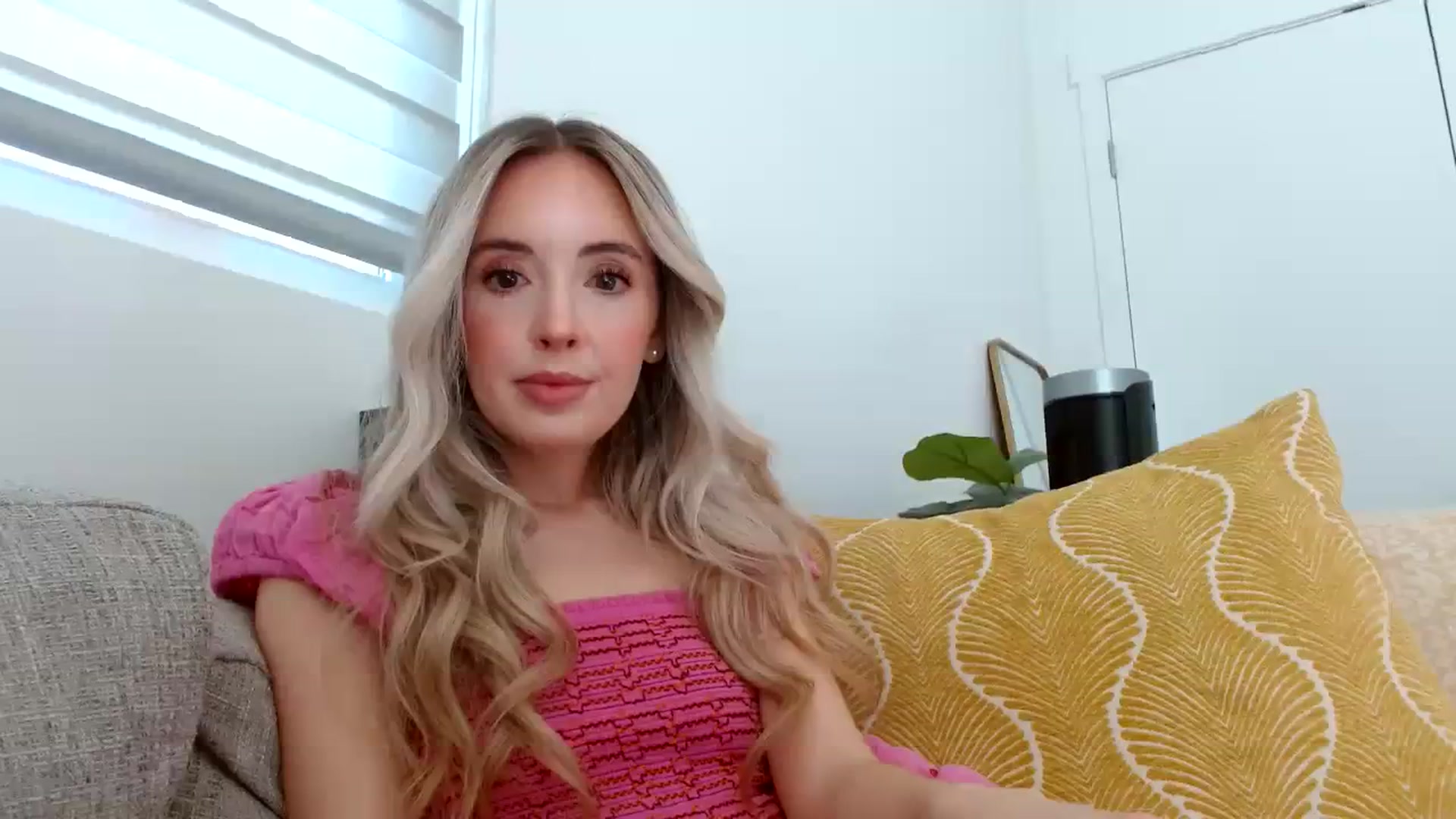 Gallery image thumbnail from Vegansoda's myfreecams stream on, 04/09/2024, 22:23 image 14 of 20