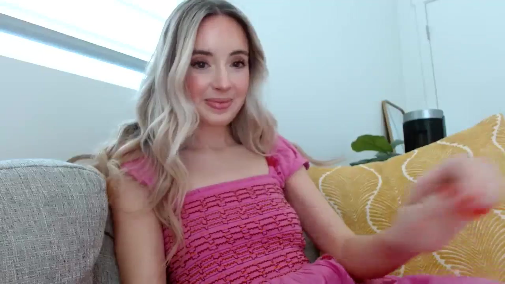 Gallery image thumbnail from Vegansoda's myfreecams stream on, 04/09/2024, 22:23 image 4 of 20