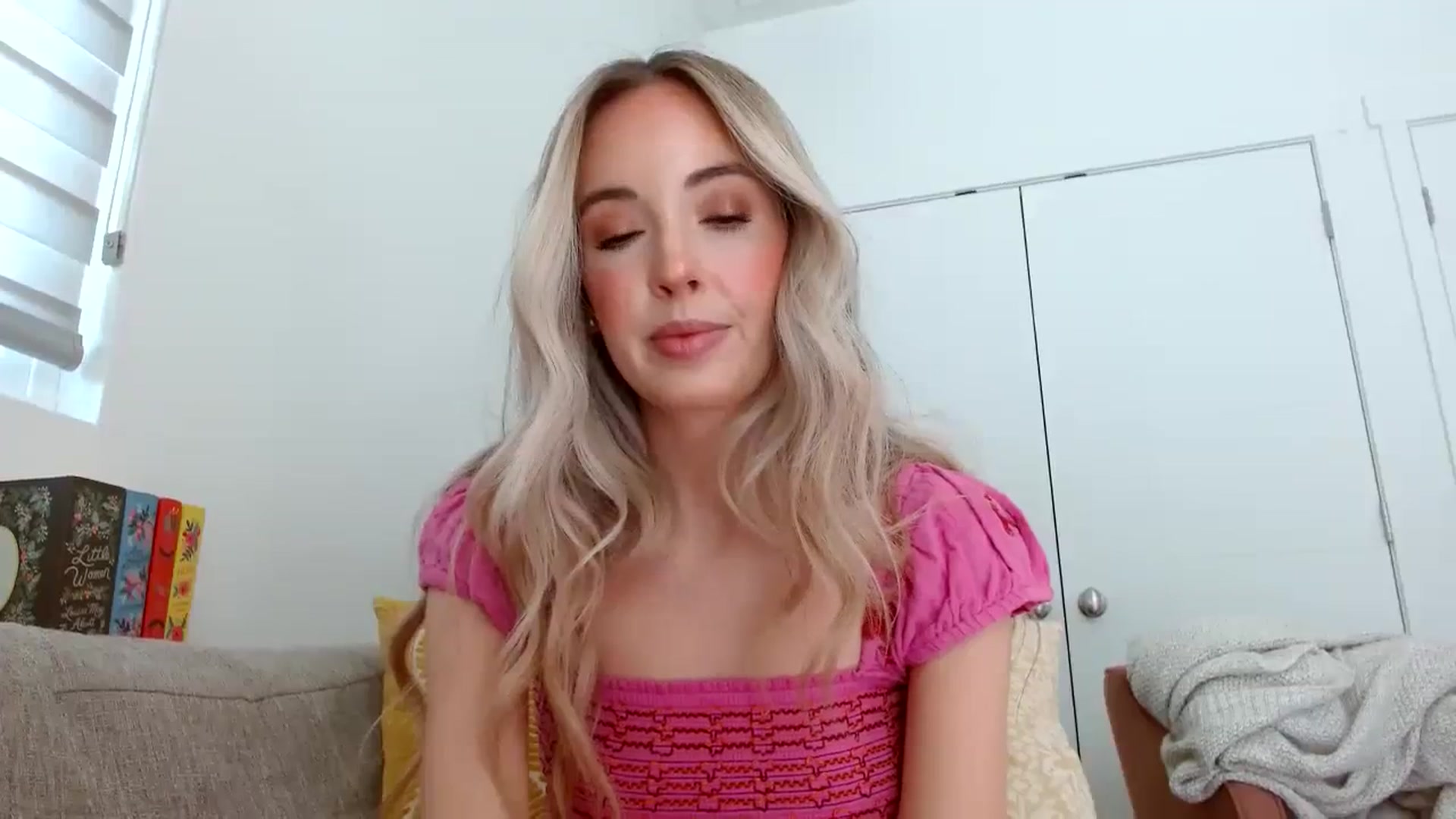 Gallery image thumbnail from Vegansoda's myfreecams stream on, 04/09/2024, 22:23 image 7 of 20