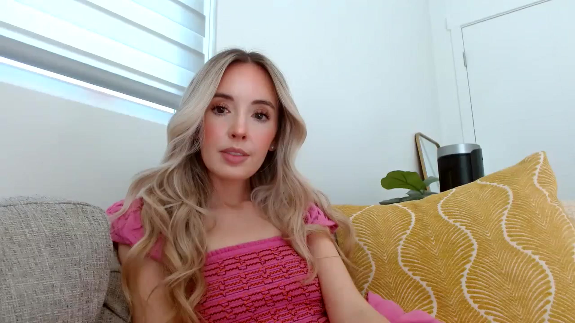 Gallery image thumbnail from Vegansoda's myfreecams stream on, 04/09/2024, 22:23 image 15 of 20
