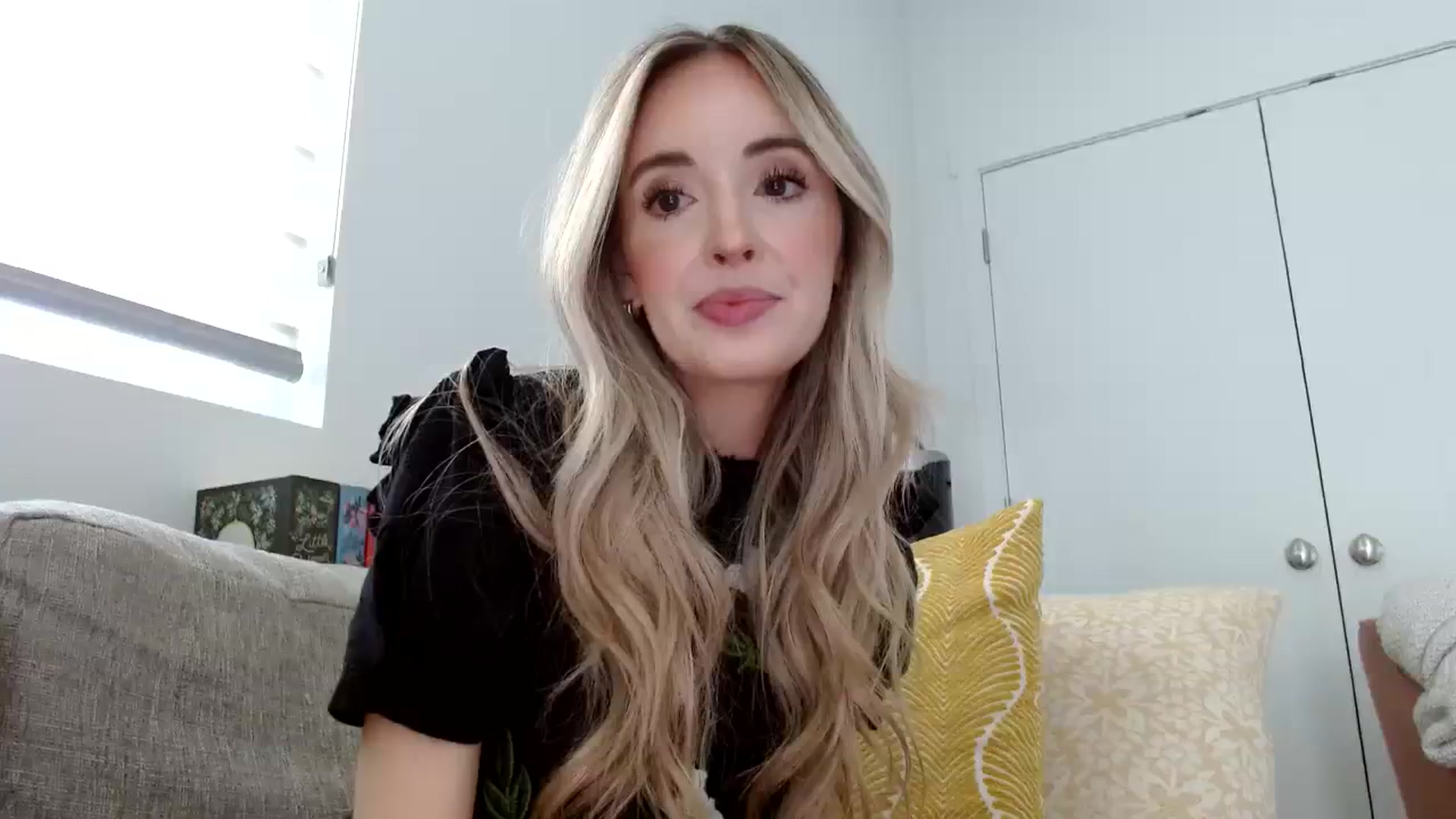 Gallery image thumbnail from Vegansoda's myfreecams stream on, 04/11/2024, 19:29 image 7 of 20
