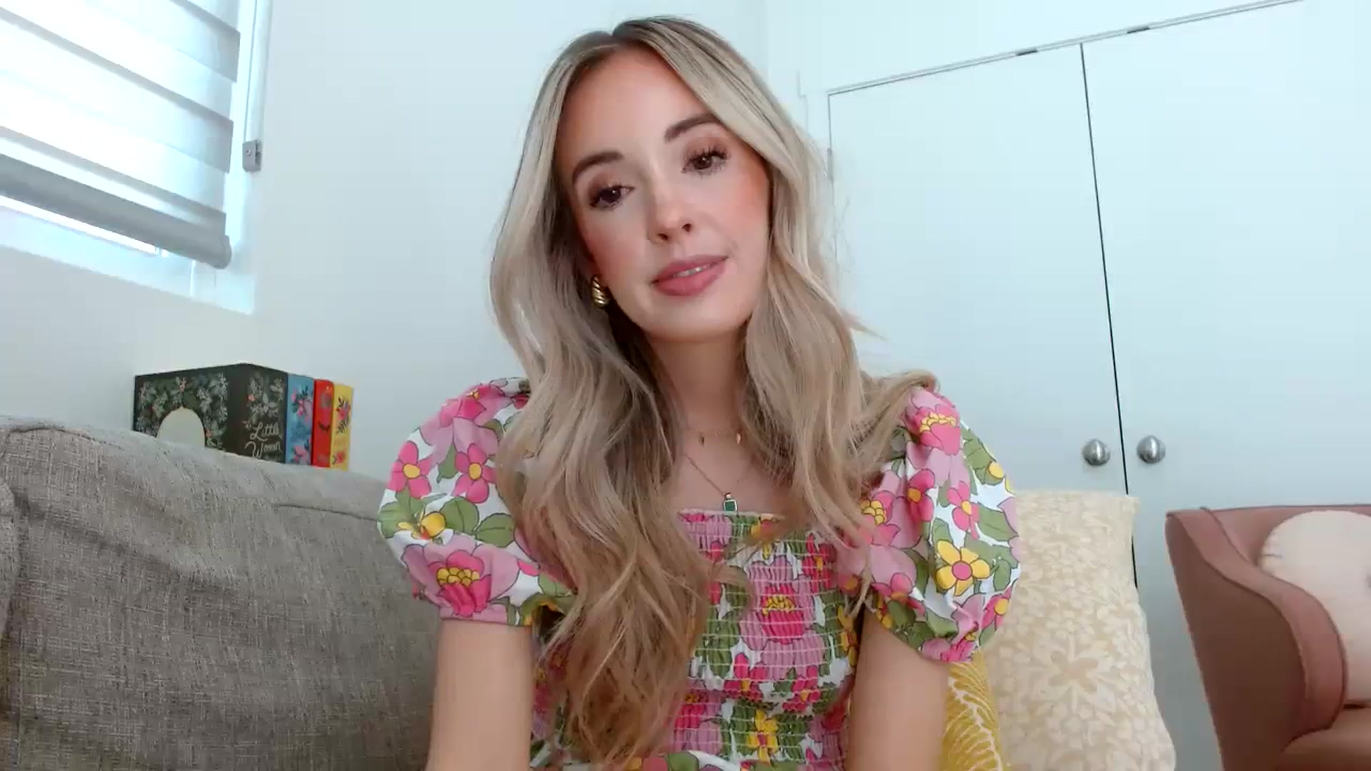 Gallery image thumbnail from Vegansoda's myfreecams stream on, 04/12/2024, 21:49 image 10 of 20