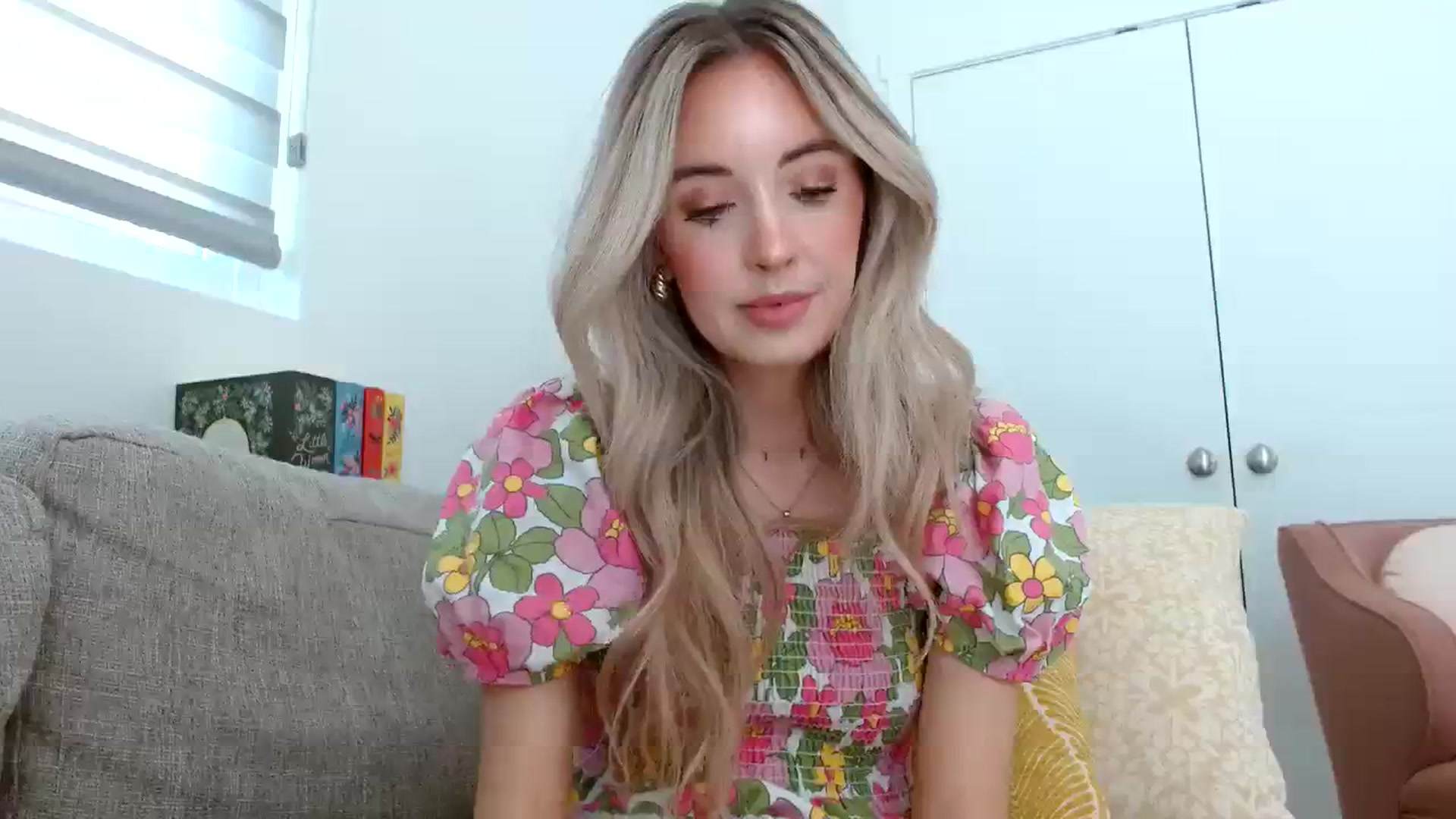 Gallery image thumbnail from Vegansoda's myfreecams stream on, 04/12/2024, 21:49 image 7 of 20