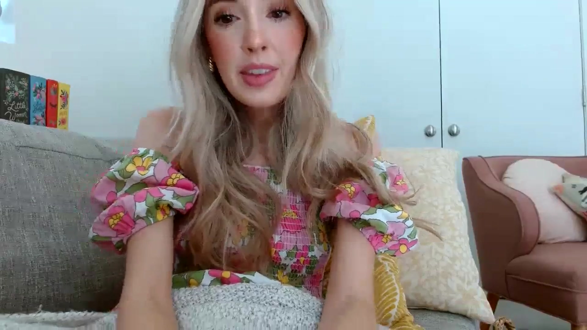 Gallery image thumbnail from Vegansoda's myfreecams stream on, 04/12/2024, 21:49 image 15 of 20
