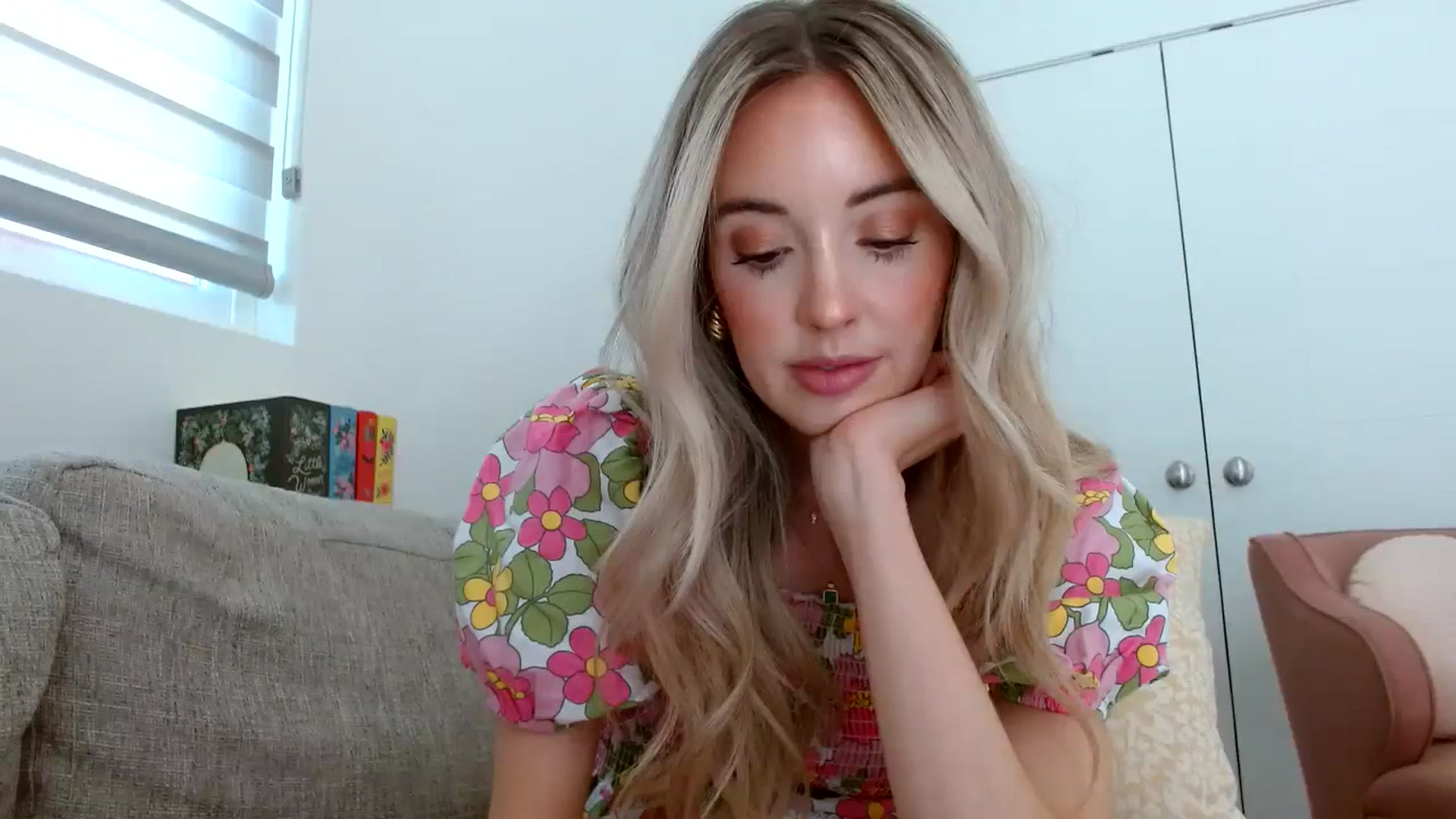 Gallery image thumbnail from Vegansoda's myfreecams stream on, 04/12/2024, 21:49 image 12 of 20