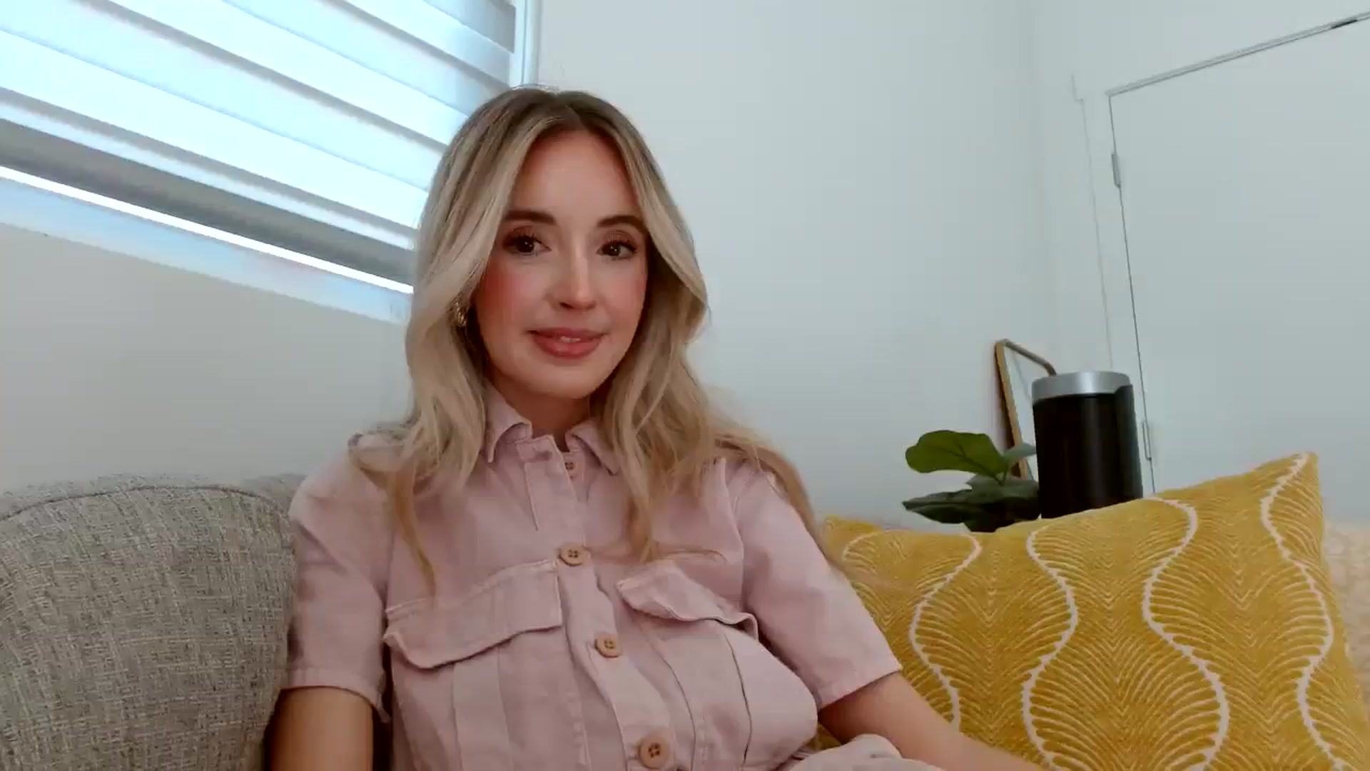 Gallery image thumbnail from Vegansoda's myfreecams stream on, 04/13/2024, 22:13 image 16 of 20