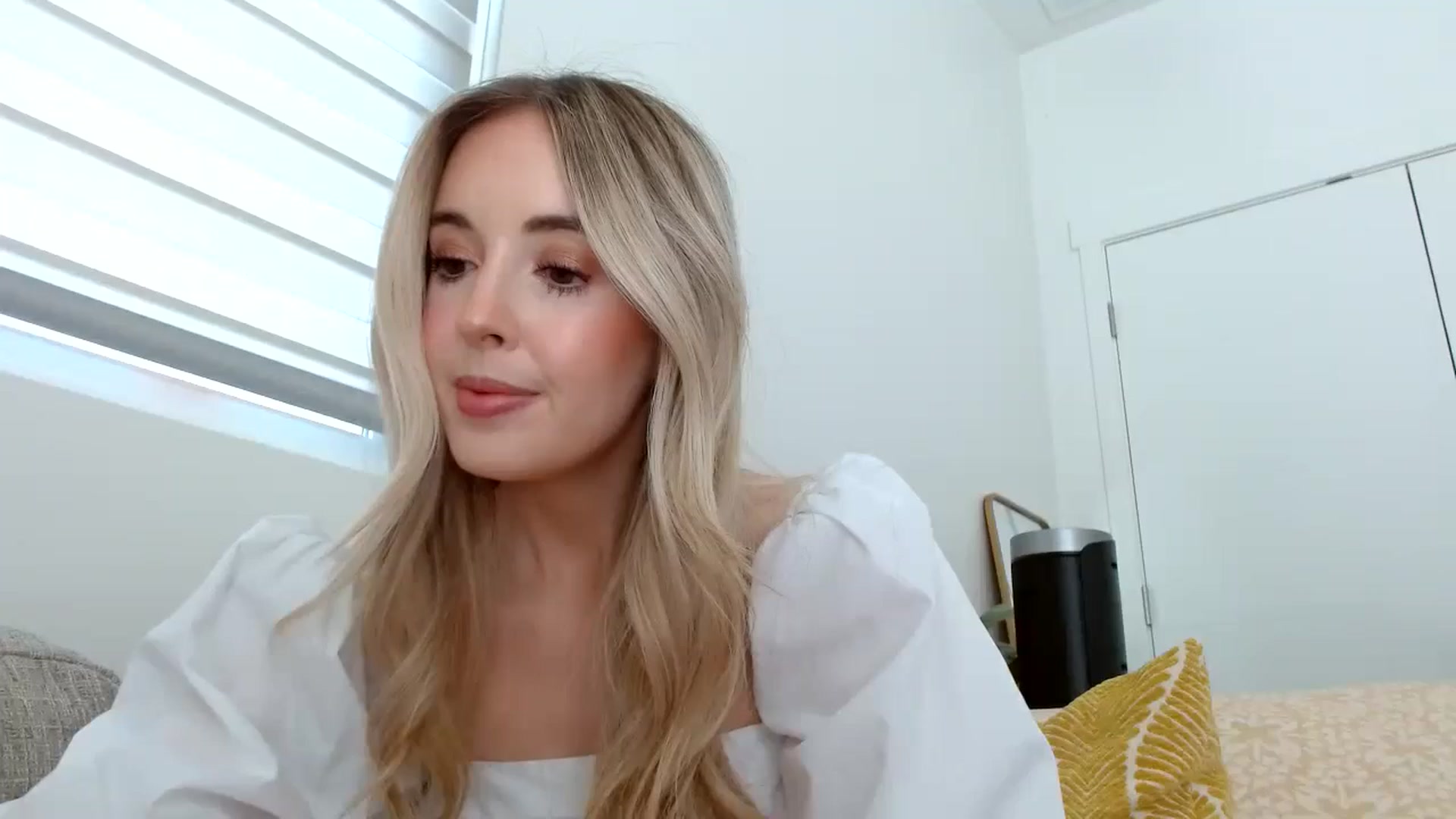 Gallery image thumbnail from Vegansoda's myfreecams stream on, 04/17/2024, 21:49 image 3 of 20