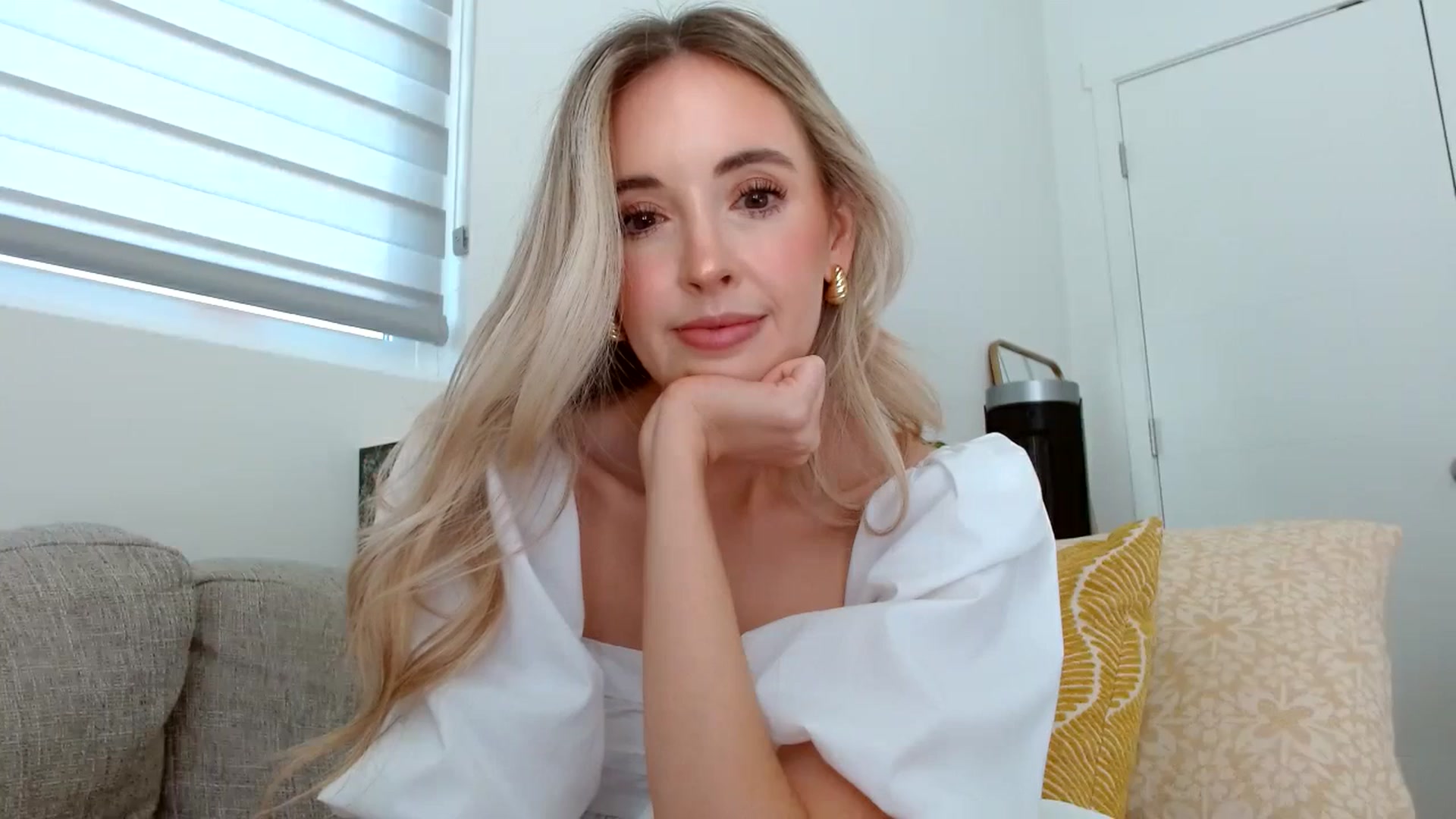 Gallery image thumbnail from Vegansoda's myfreecams stream on, 04/17/2024, 21:49 image 17 of 20