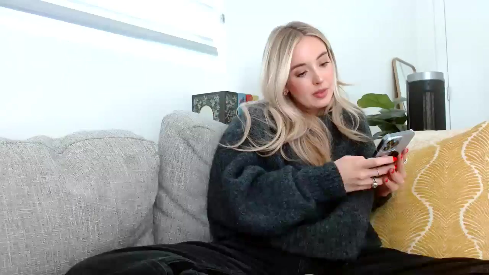 Gallery image thumbnail from Vegansoda's myfreecams stream on, 04/18/2024, 23:13 image 11 of 20