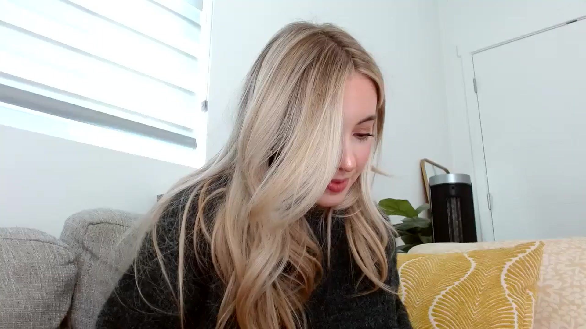 Gallery image thumbnail from Vegansoda's myfreecams stream on, 04/18/2024, 23:13 image 16 of 20