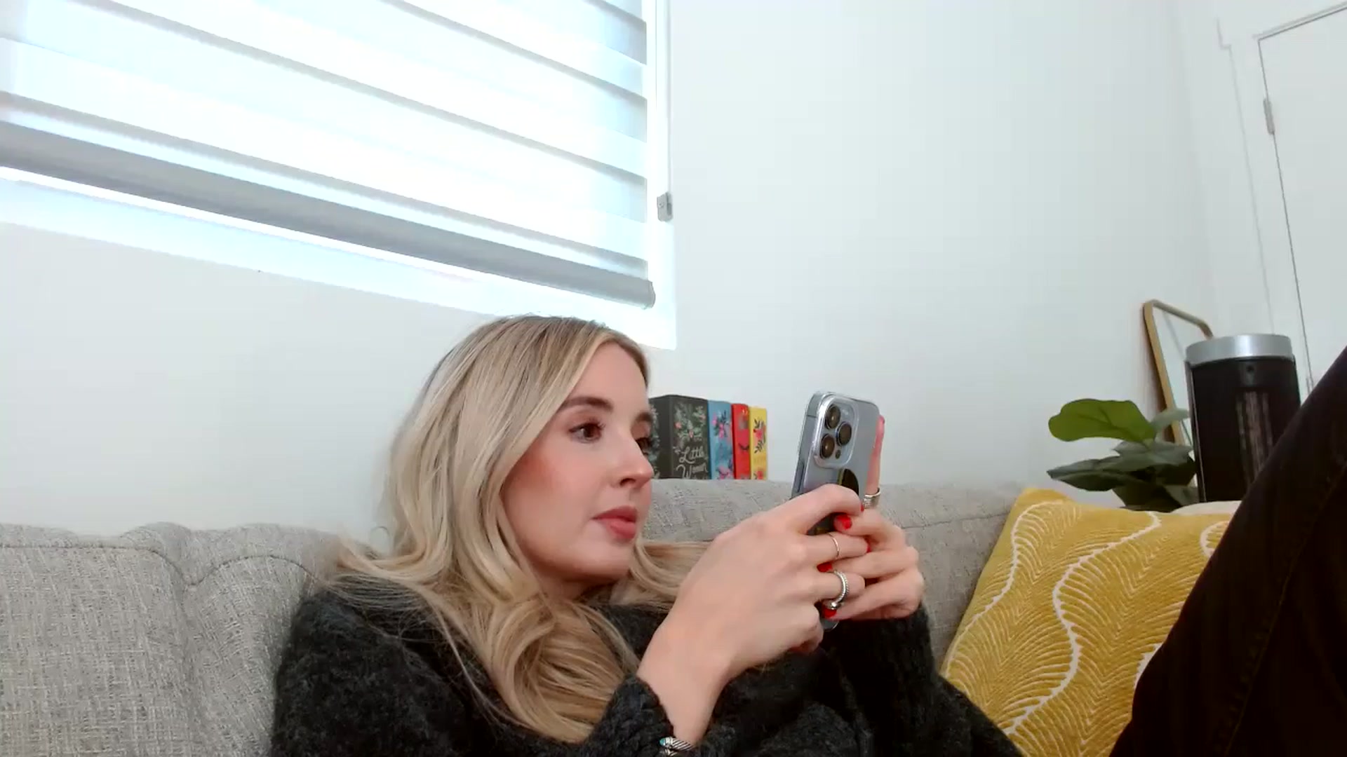 Gallery image thumbnail from Vegansoda's myfreecams stream on, 04/18/2024, 23:13 image 5 of 20