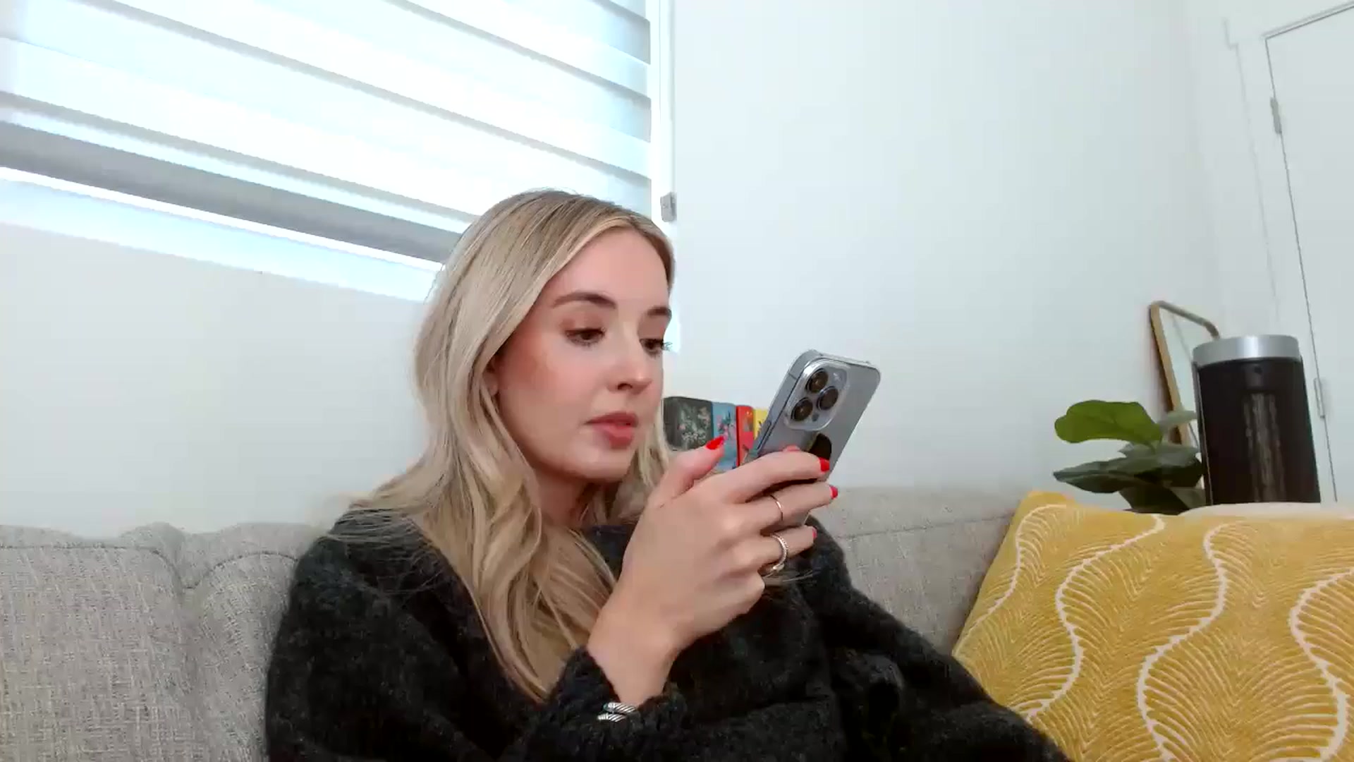 Gallery image thumbnail from Vegansoda's myfreecams stream on, 04/18/2024, 23:13 image 3 of 20