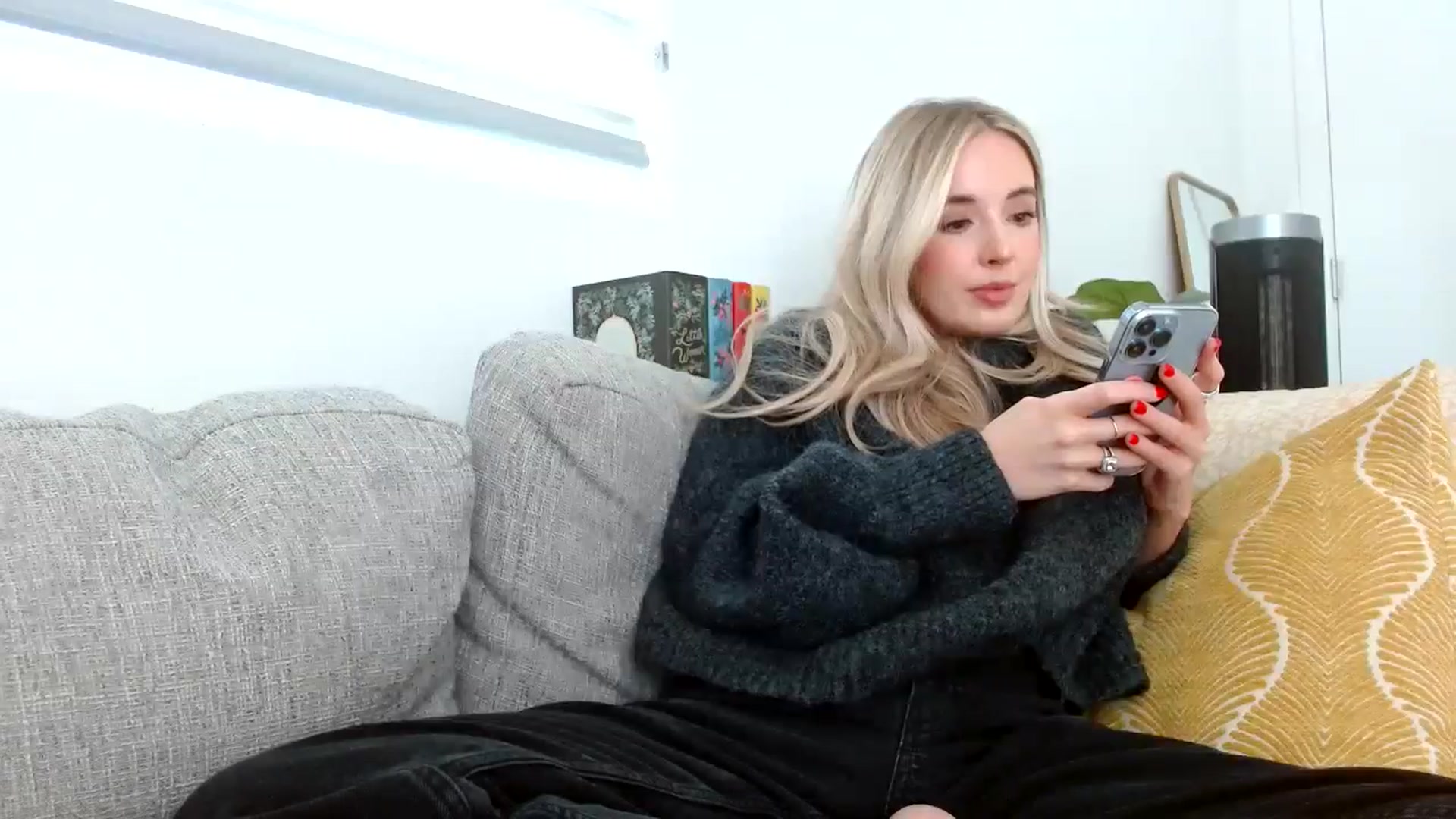 Gallery image thumbnail from Vegansoda's myfreecams stream on, 04/18/2024, 23:13 image 10 of 20