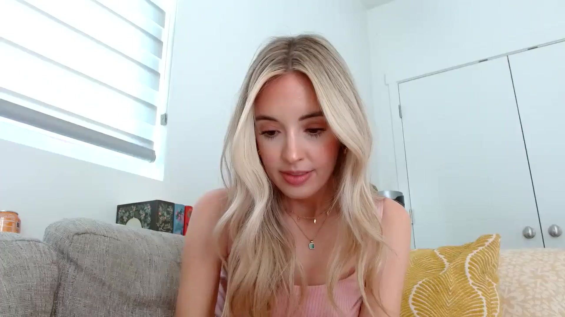 Gallery image thumbnail from Vegansoda's myfreecams stream on, 04/20/2024, 22:46 image 16 of 20