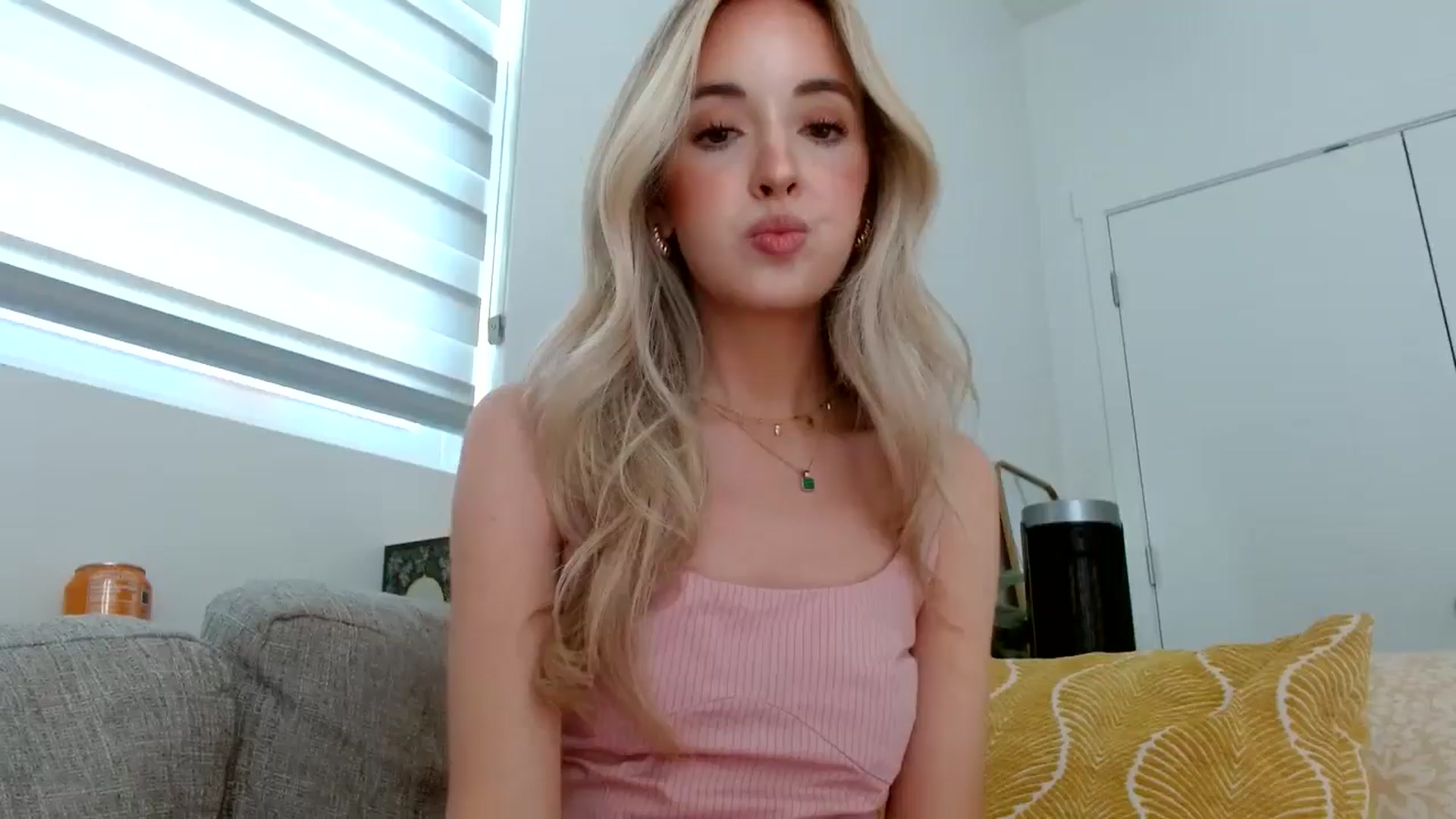 Gallery image thumbnail from Vegansoda's myfreecams stream on, 04/20/2024, 22:46 image 8 of 20