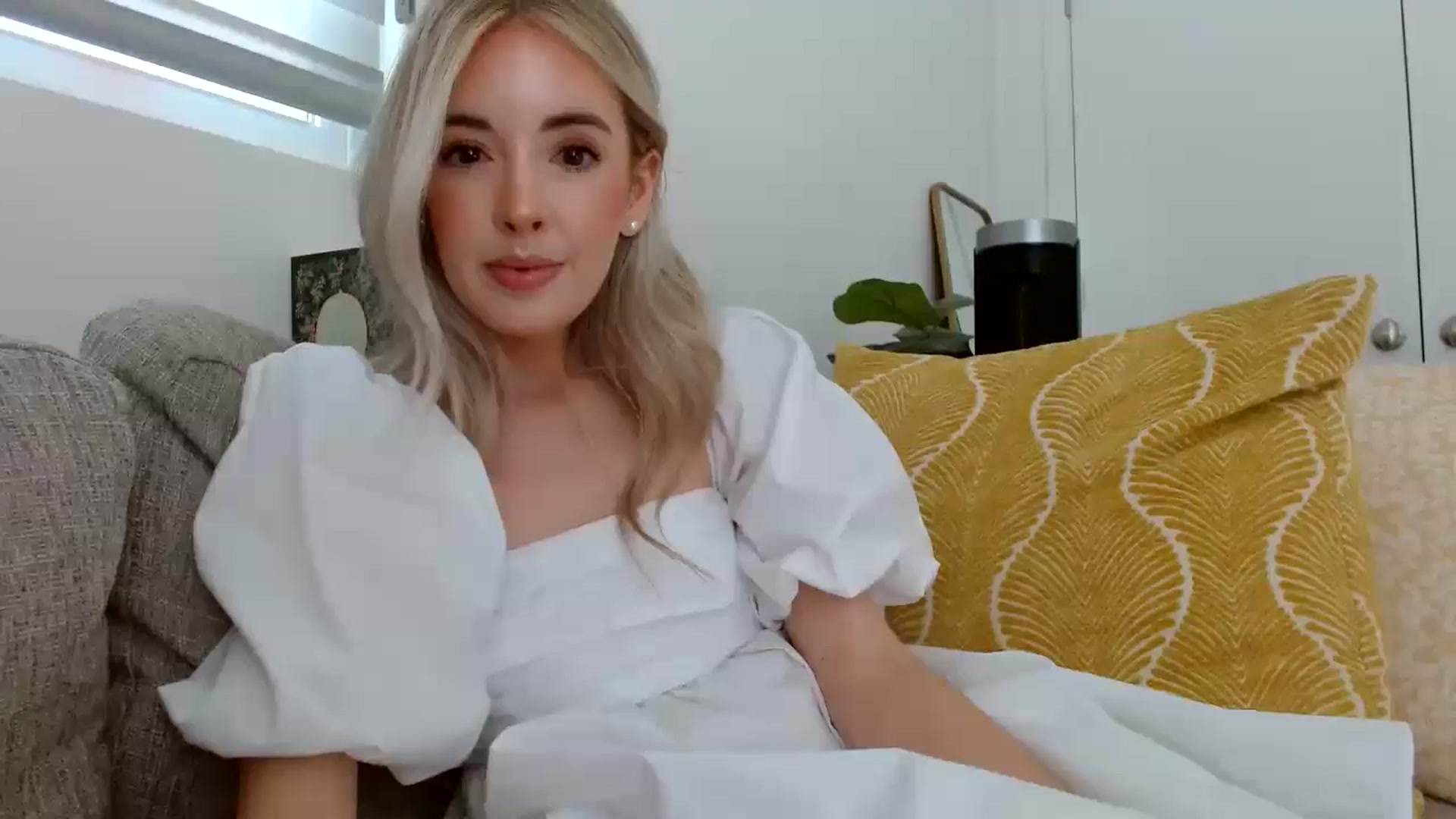 Gallery image thumbnail from Vegansoda's myfreecams stream on, 04/22/2024, 22:22 image 16 of 20