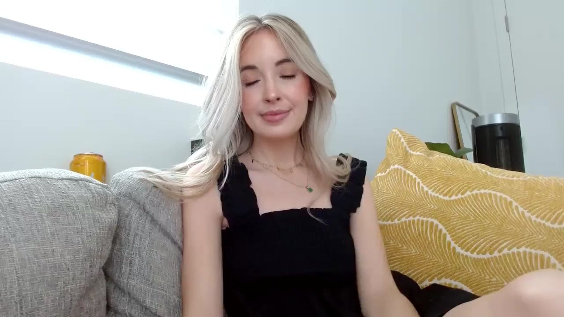 Gallery image thumbnail from Vegansoda's myfreecams stream on, 04/25/2024, 21:50 image 3 of 20