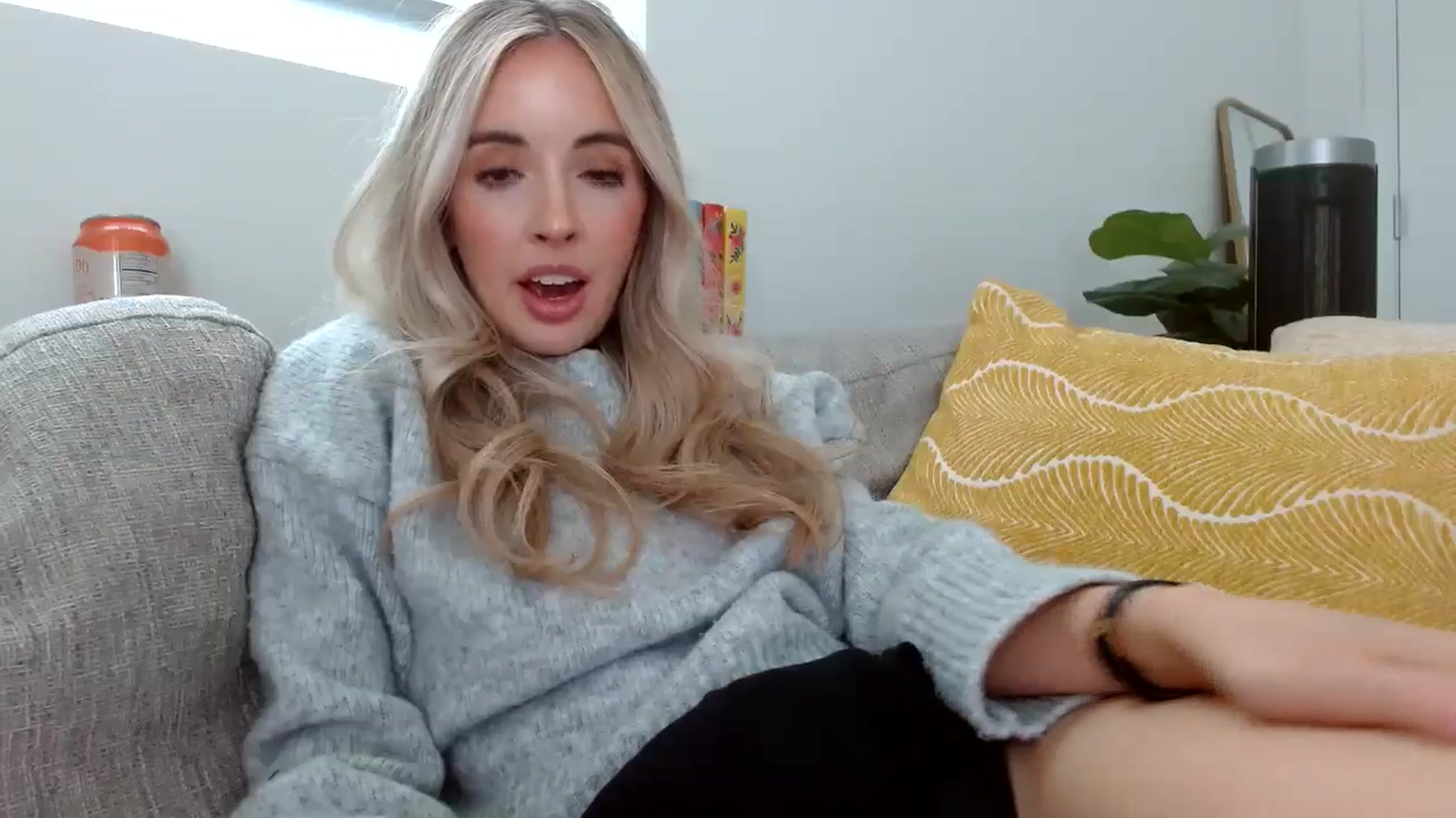 Gallery image thumbnail from Vegansoda's myfreecams stream on, 04/27/2024, 21:51 image 10 of 20