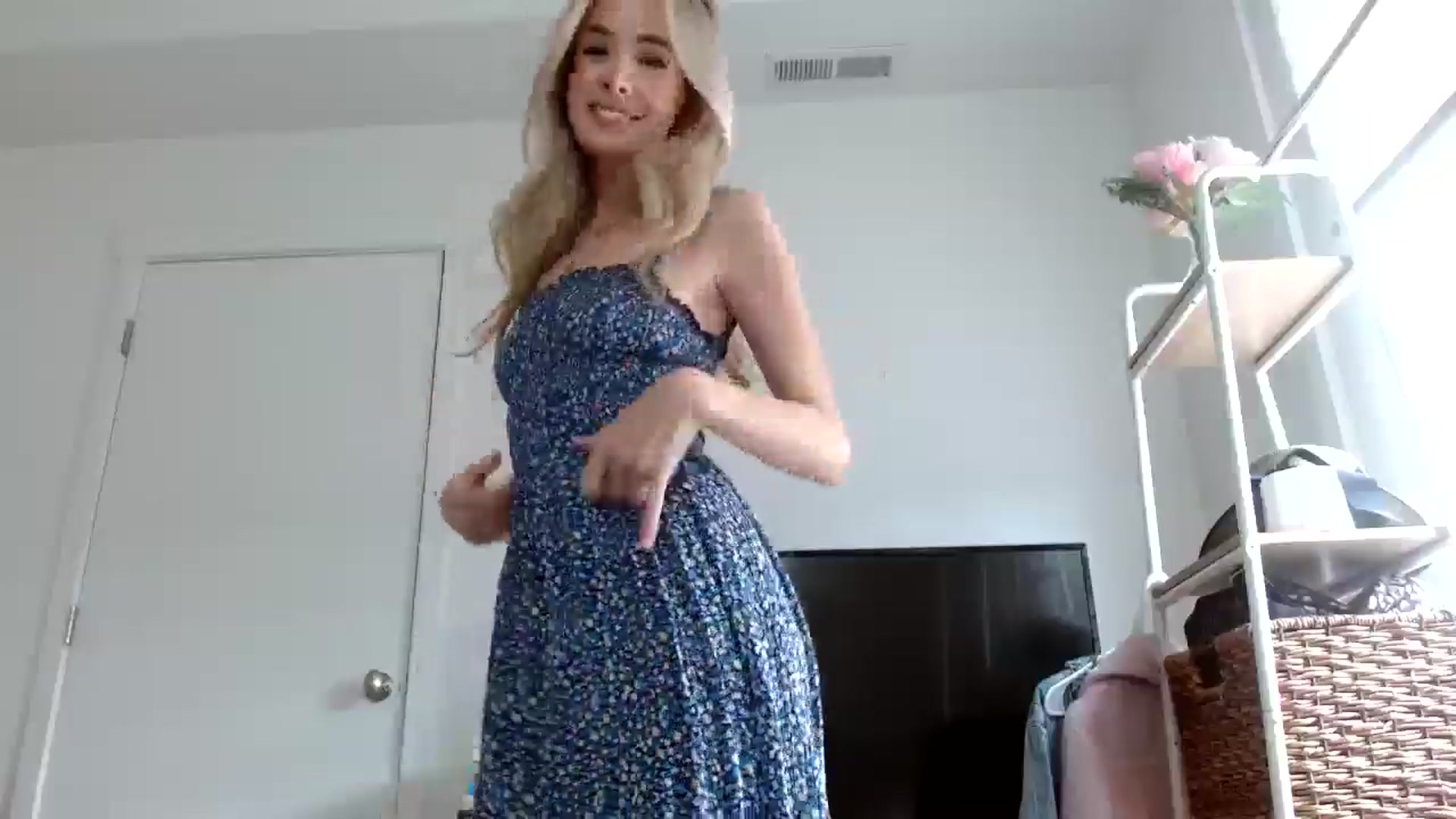 Gallery image thumbnail from Vegansoda's myfreecams stream on, 04/28/2024, 23:04 image 2 of 20