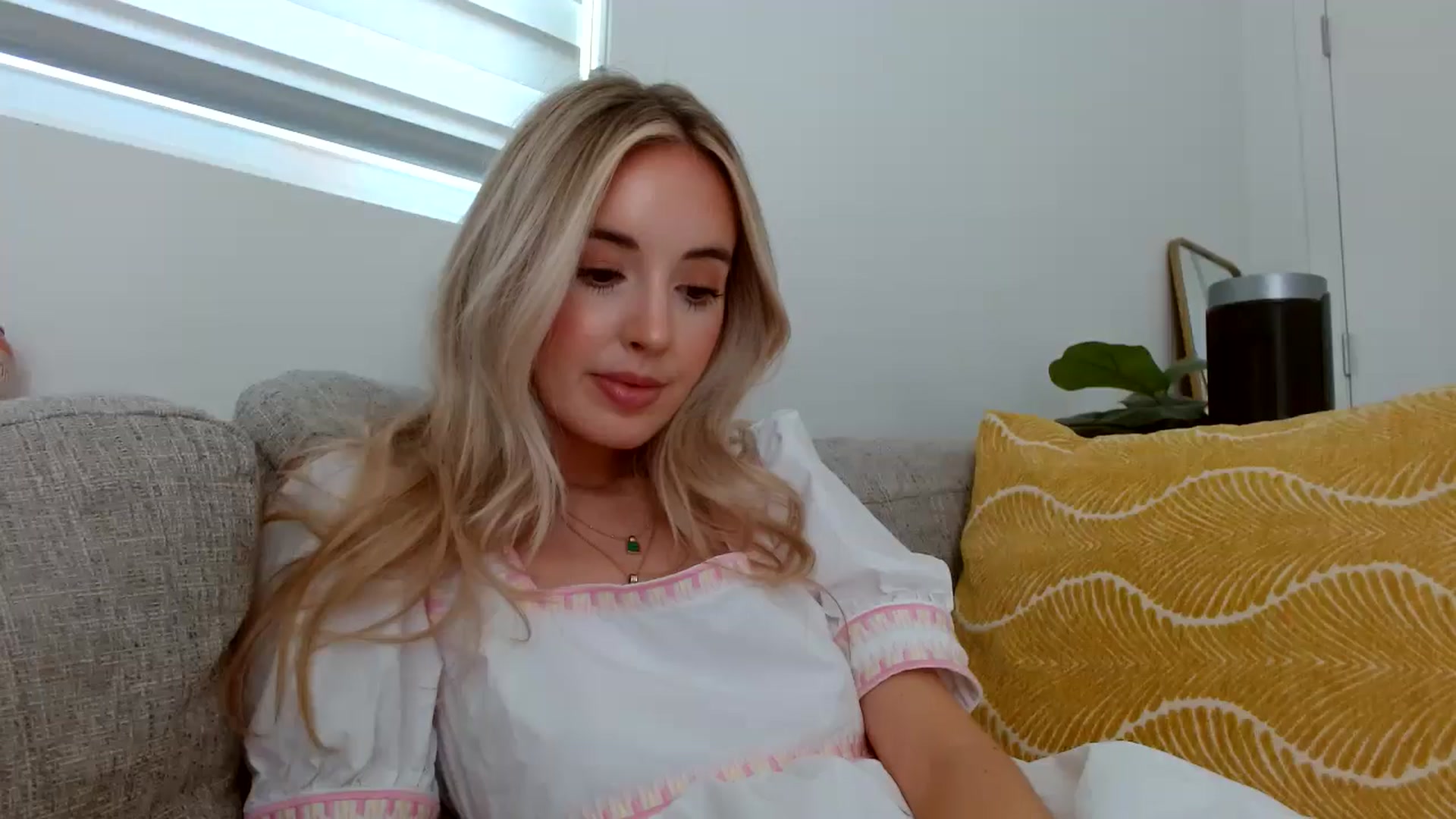 Gallery image thumbnail from Vegansoda's myfreecams stream on, 04/29/2024, 23:20 image 1 of 20