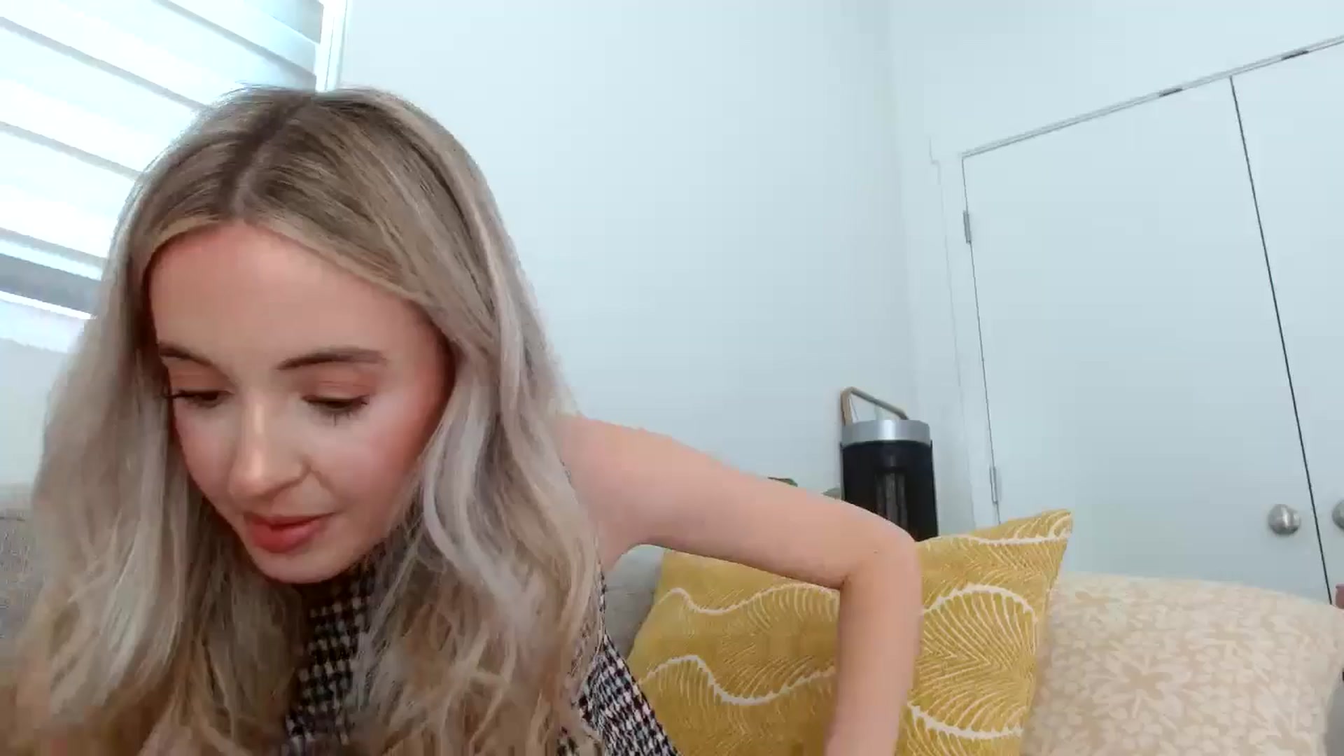 Gallery image thumbnail from Vegansoda's myfreecams stream on, 05/01/2024, 22:20 image 19 of 20