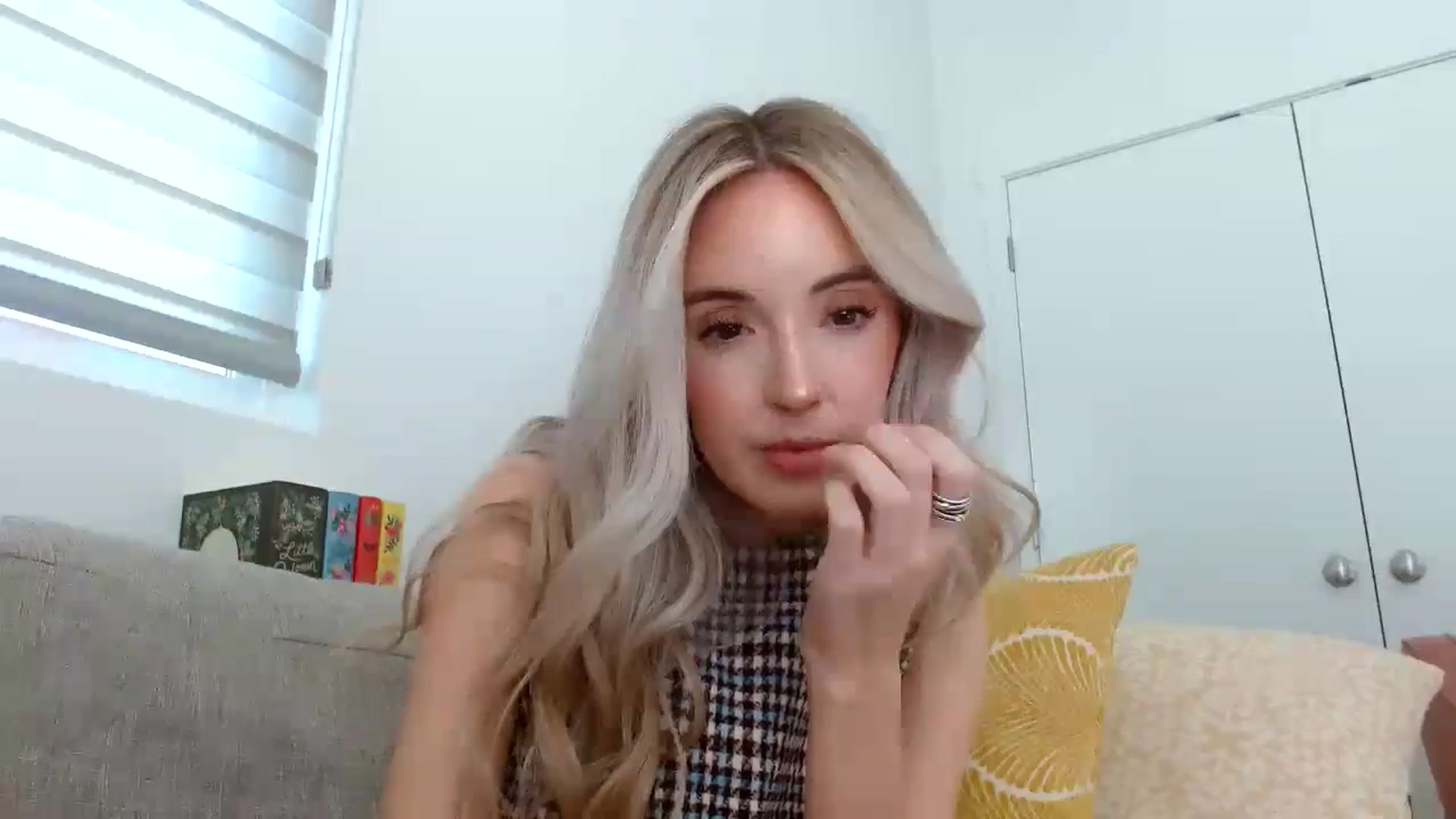 Gallery image thumbnail from Vegansoda's myfreecams stream on, 05/01/2024, 22:20 image 7 of 20