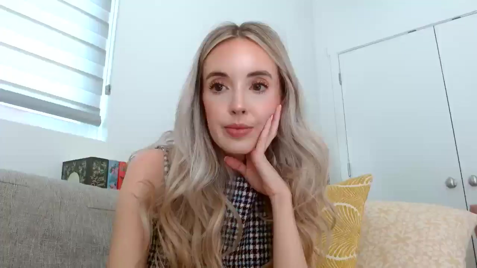 Gallery image thumbnail from Vegansoda's myfreecams stream on, 05/01/2024, 22:20 image 14 of 20