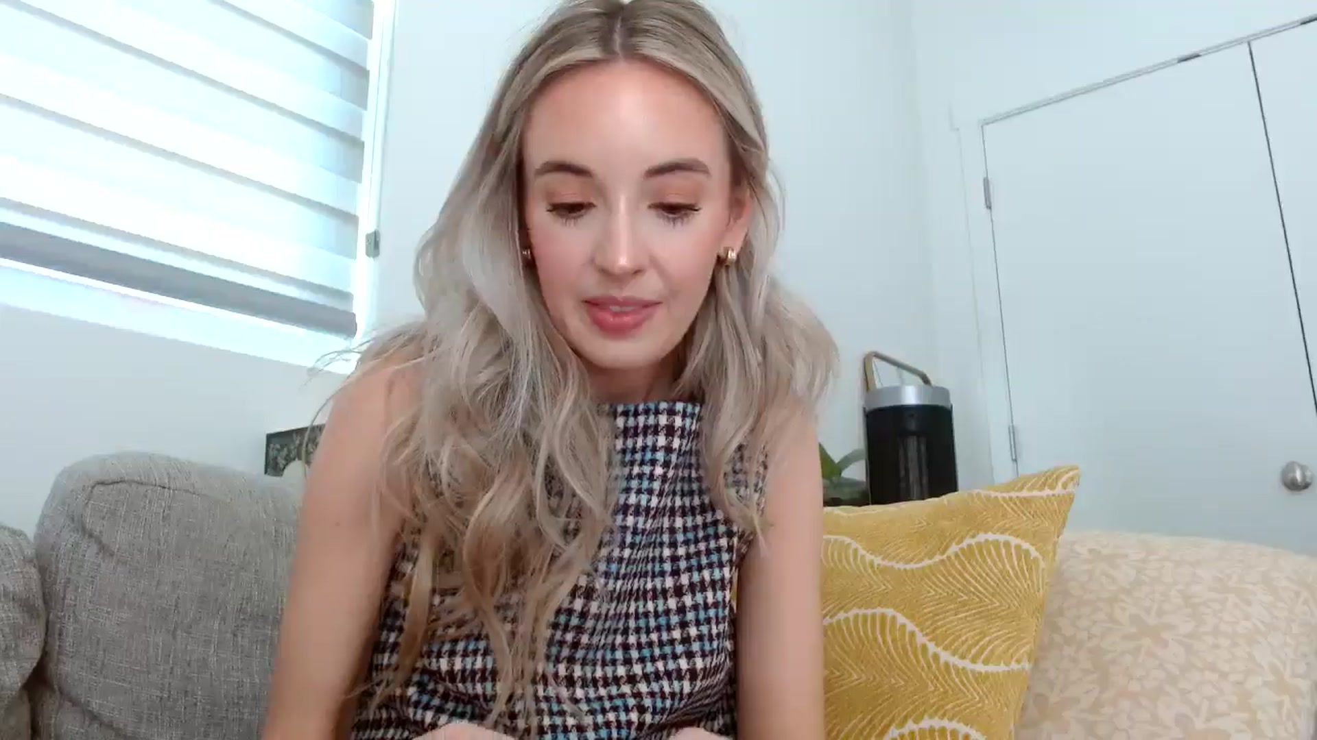 Gallery image thumbnail from Vegansoda's myfreecams stream on, 05/01/2024, 22:20 image 20 of 20