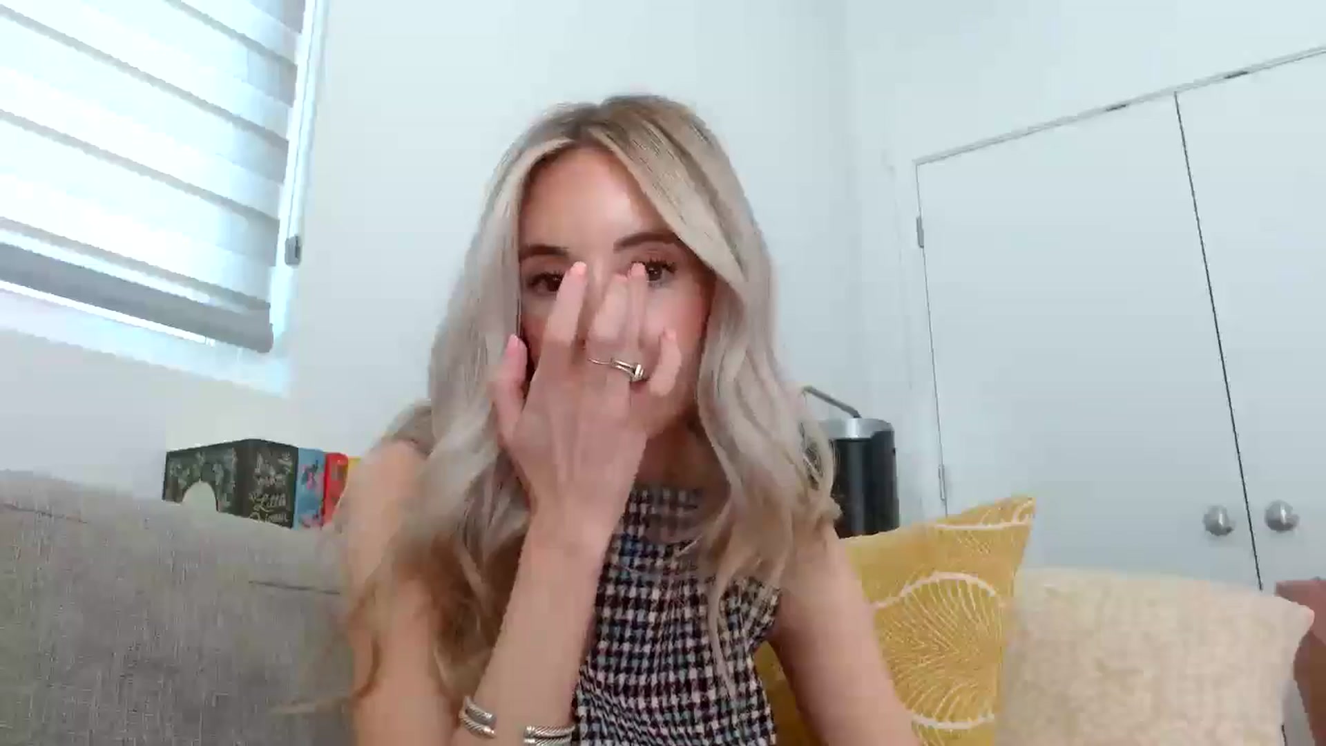 Gallery image thumbnail from Vegansoda's myfreecams stream on, 05/01/2024, 22:20 image 10 of 20