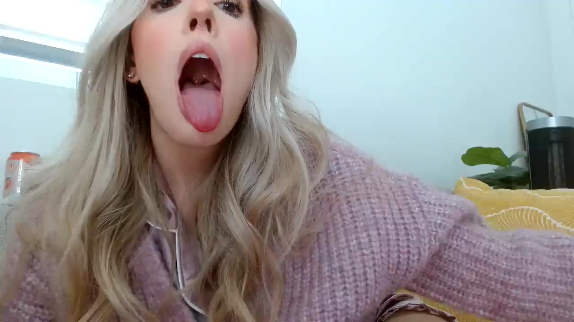 Gallery image thumbnail from Vegansoda's myfreecams stream on, 05/02/2024, 22:50 image 10 of 20