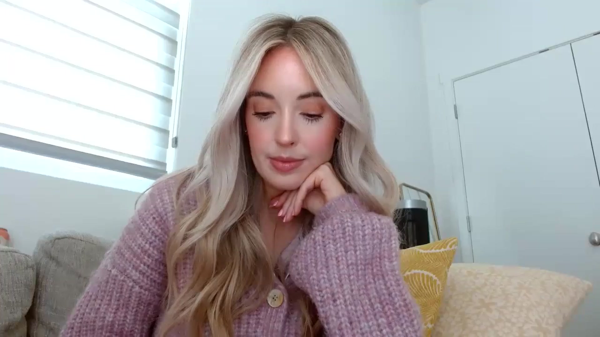 Gallery image thumbnail from Vegansoda's myfreecams stream on, 05/02/2024, 22:50 image 6 of 20