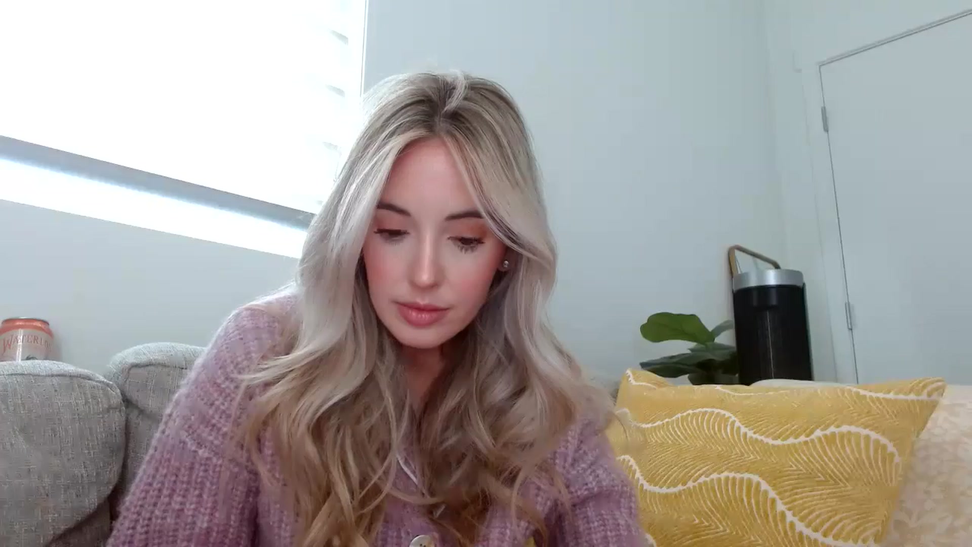 Gallery image thumbnail from Vegansoda's myfreecams stream on, 05/02/2024, 23:13 image 8 of 20