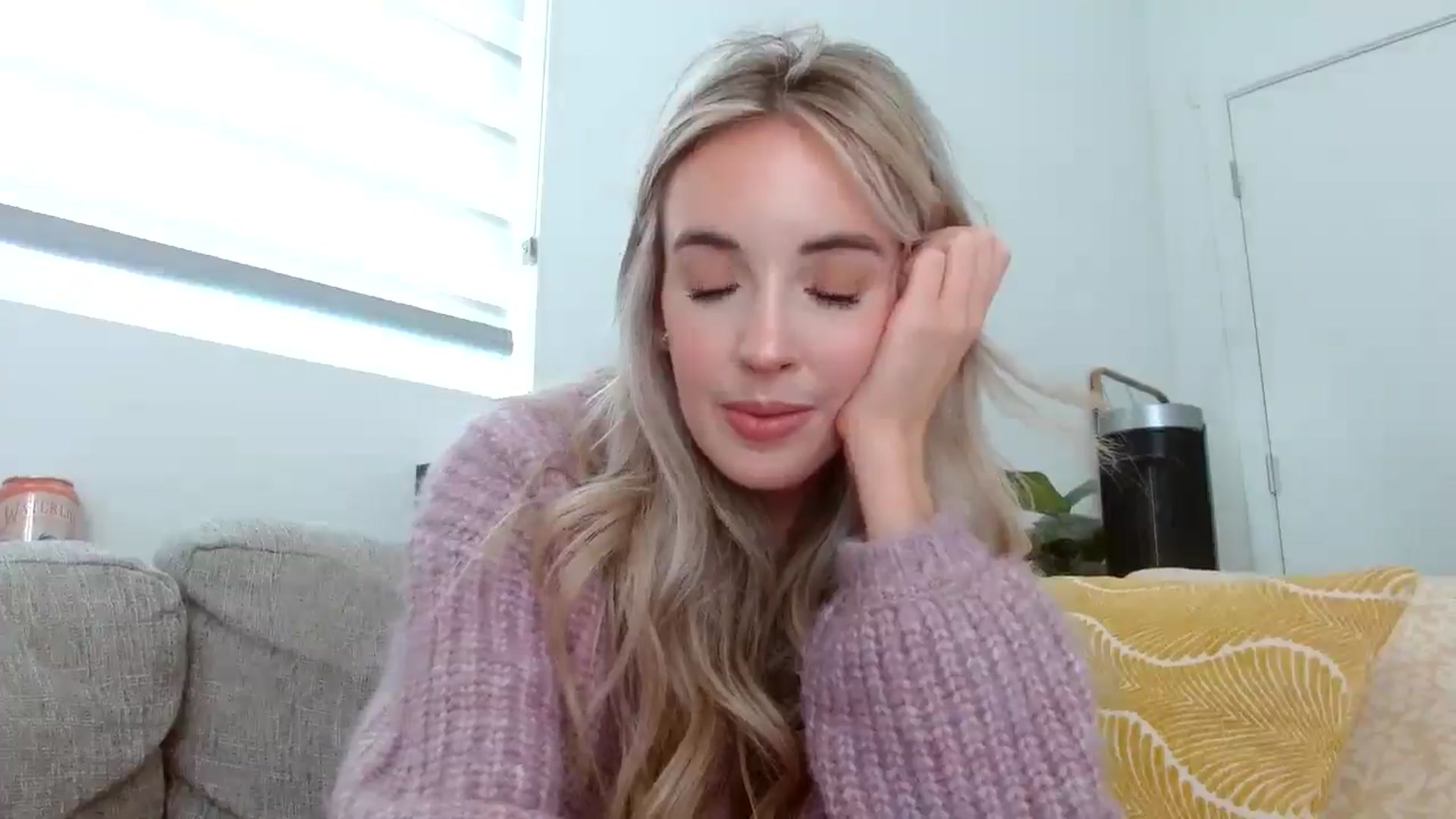 Gallery image thumbnail from Vegansoda's myfreecams stream on, 05/02/2024, 23:13 image 3 of 20