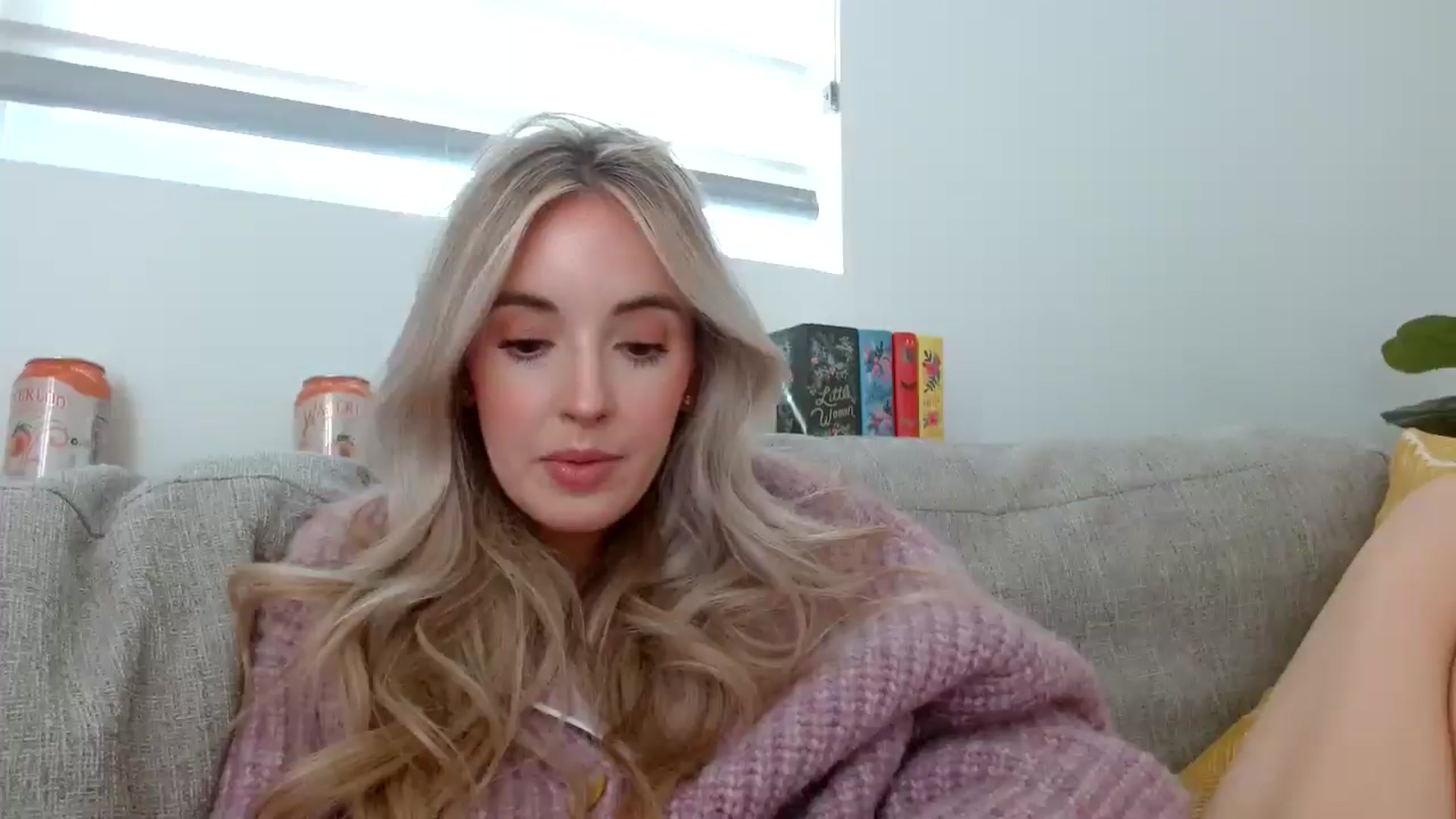 Gallery image thumbnail from Vegansoda's myfreecams stream on, 05/02/2024, 23:31 image 3 of 20