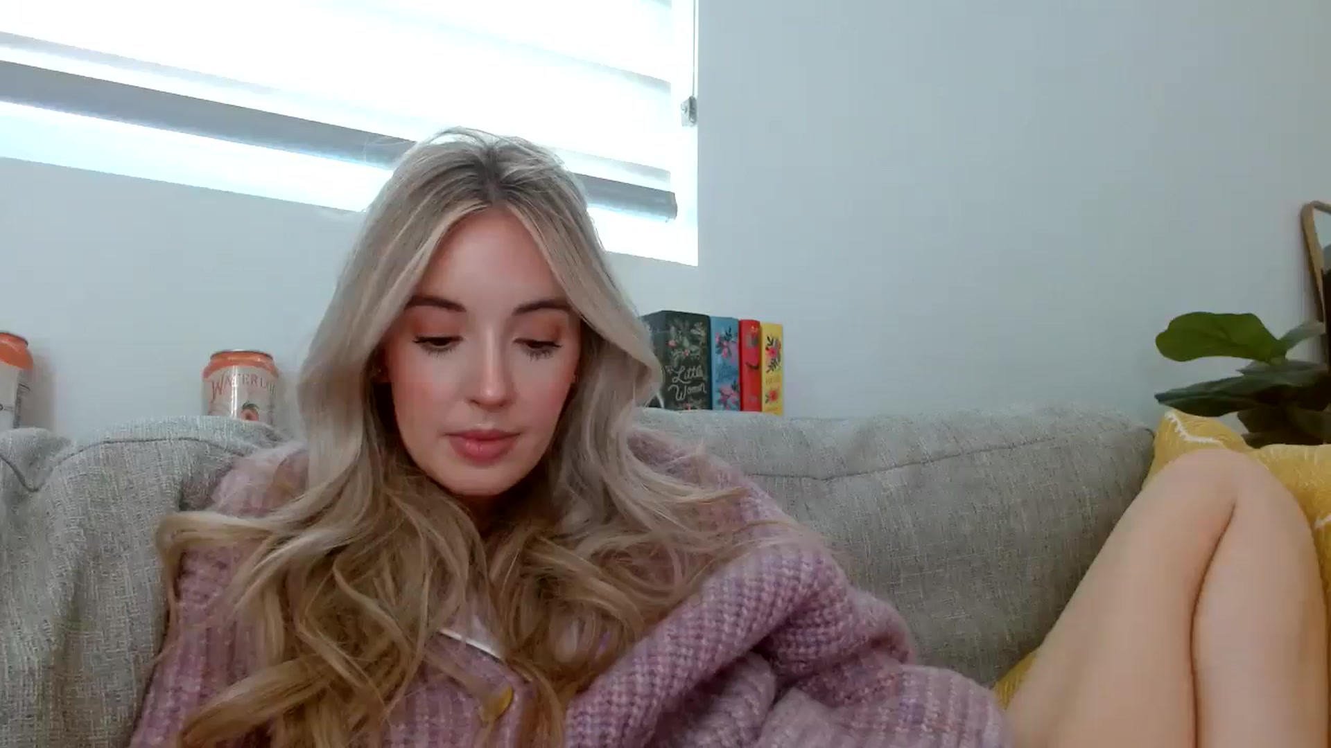 Gallery image thumbnail from Vegansoda's myfreecams stream on, 05/02/2024, 23:31 image 2 of 20