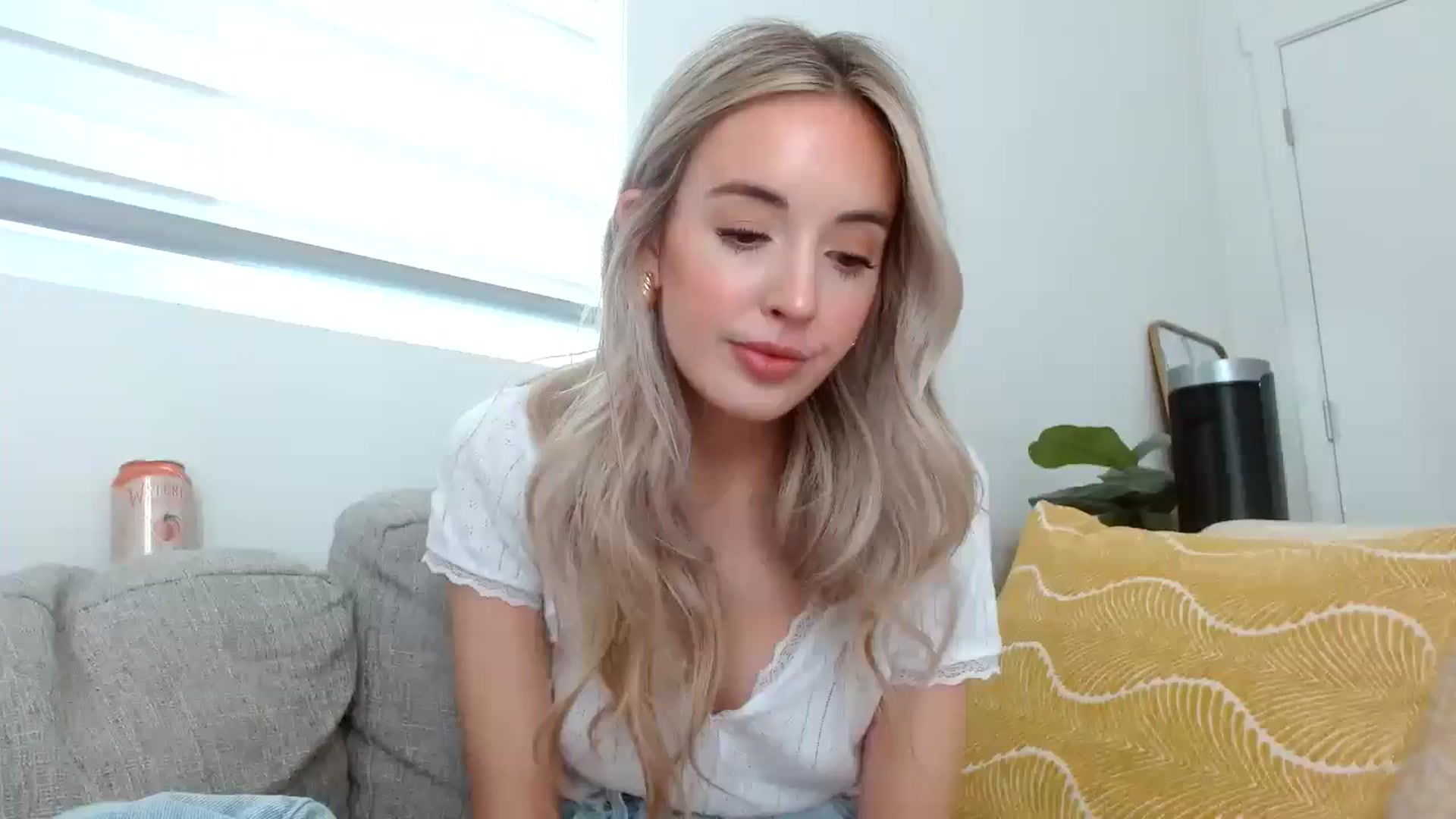 Gallery image thumbnail from Vegansoda's myfreecams stream on, 05/03/2024, 23:54 image 14 of 20