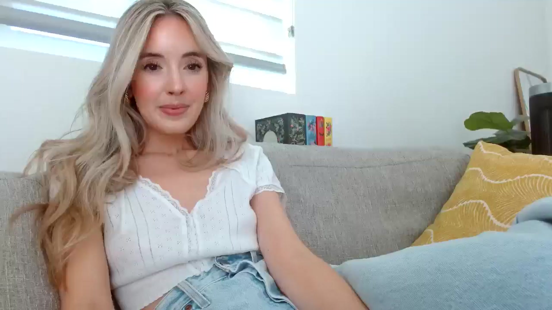Gallery image thumbnail from Vegansoda's myfreecams stream on, 05/03/2024, 23:54 image 8 of 20