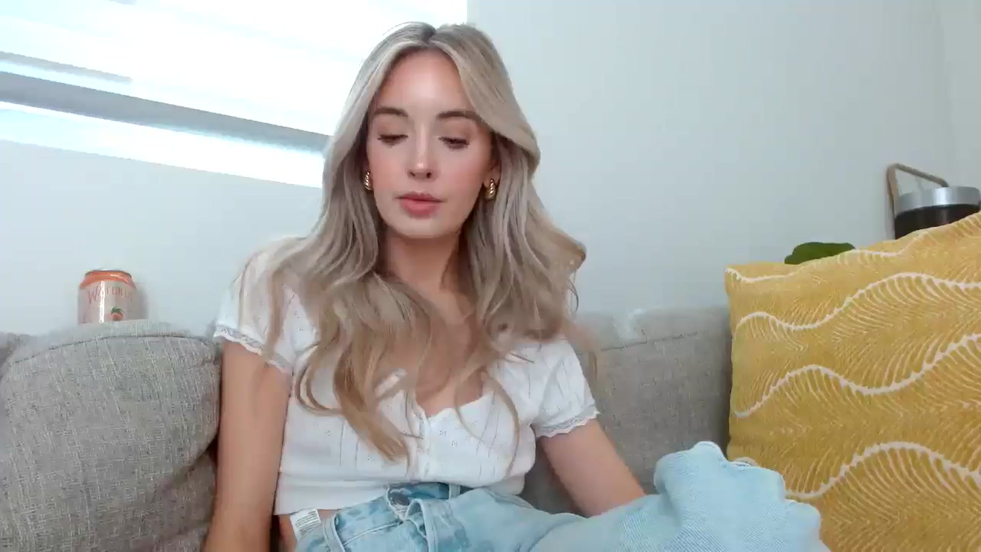 Gallery image thumbnail from Vegansoda's myfreecams stream on, 05/03/2024, 23:54 image 17 of 20