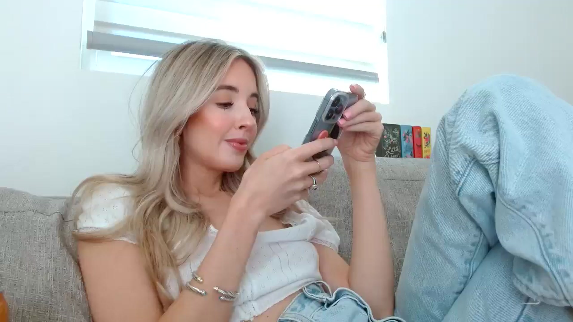Gallery image thumbnail from Vegansoda's myfreecams stream on, 05/03/2024, 23:54 image 13 of 20